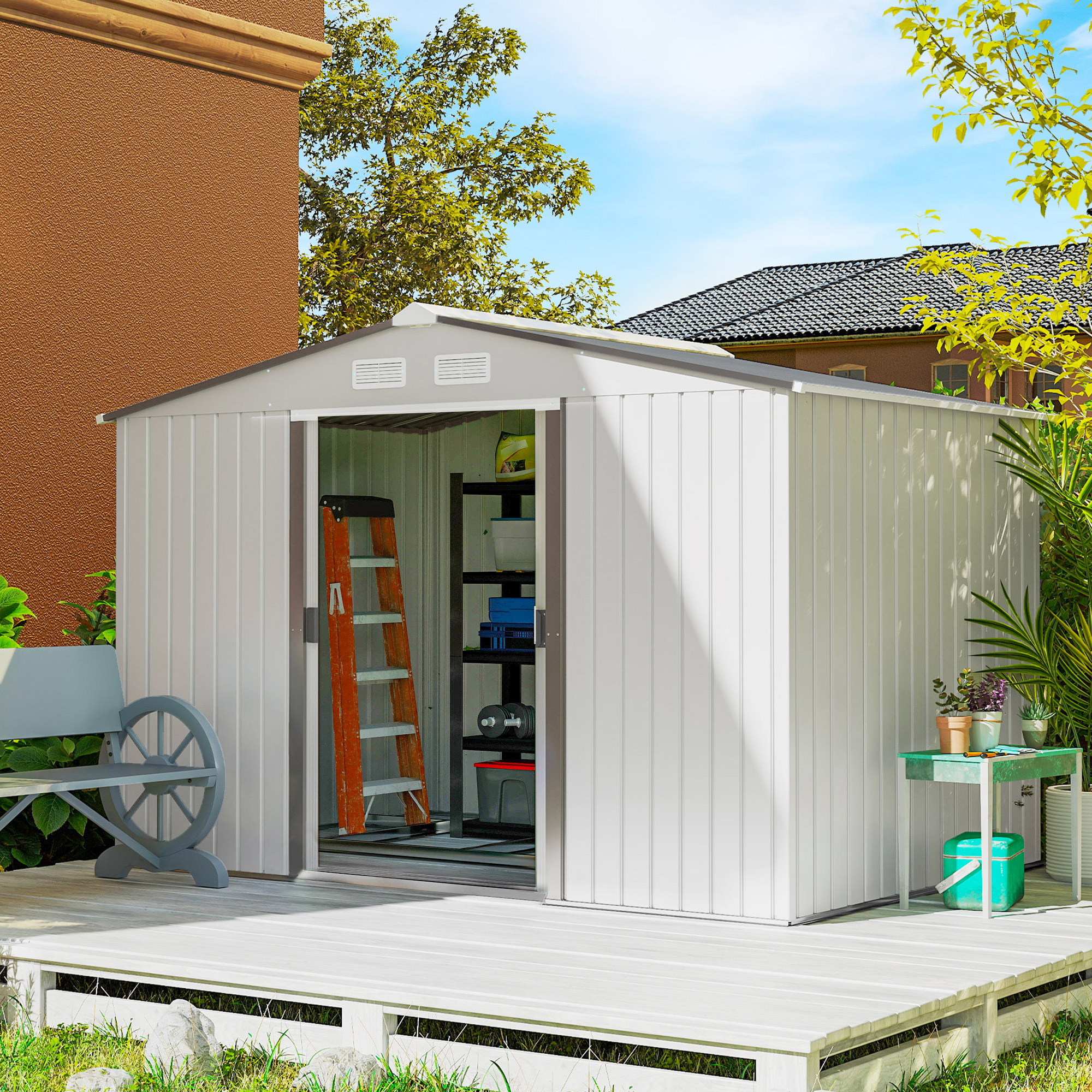 Capanno bianco con porta aperta che rivela scaffali, scala e oggetti. Panchina, piante e un tavolino sono visibili.