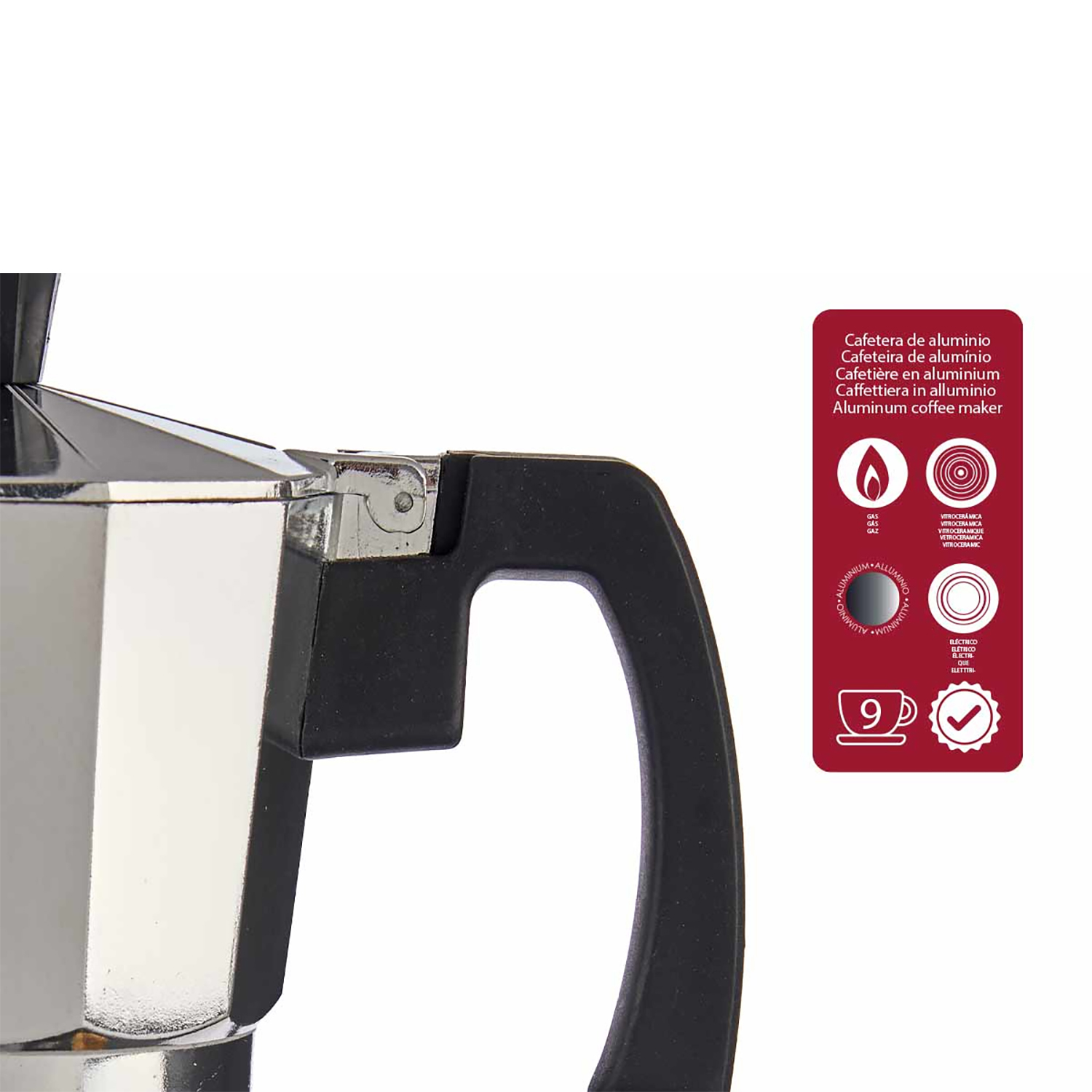 Primer plano de una cafetera de aluminio plateado con un asa negra y una etiqueta roja con texto y símbolos a la derecha.