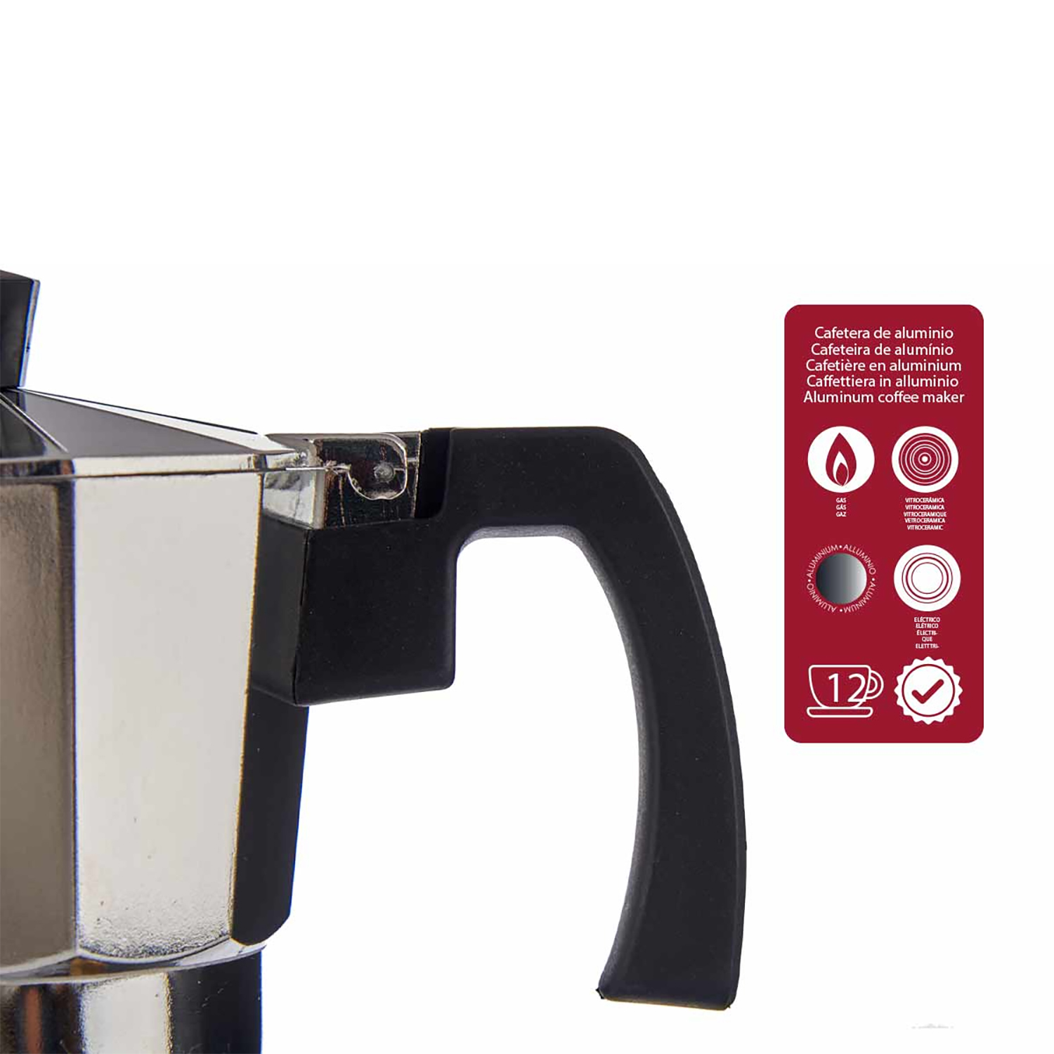 Primer plano de una cafetera de aluminio plateado con asa negra y una etiqueta roja con iconos.