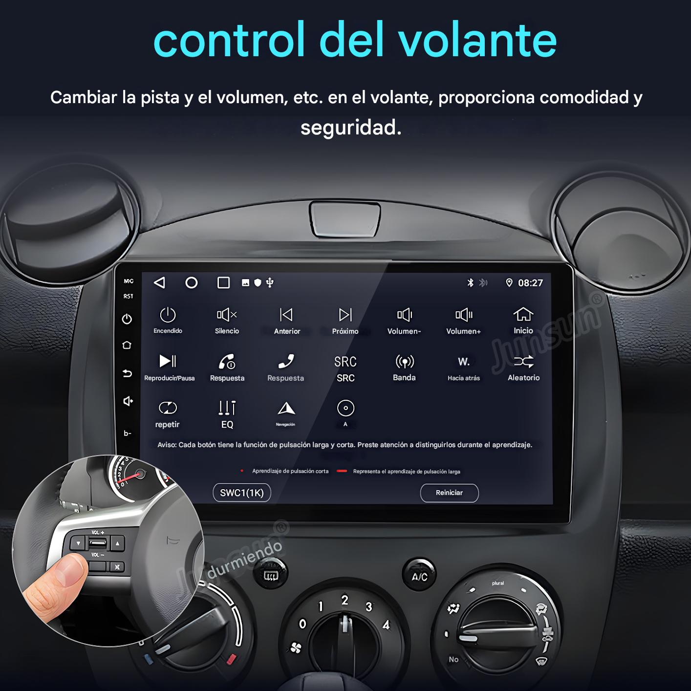 Panel del auto mostrando pantalla de control, botones y mano presionando botón del volante.