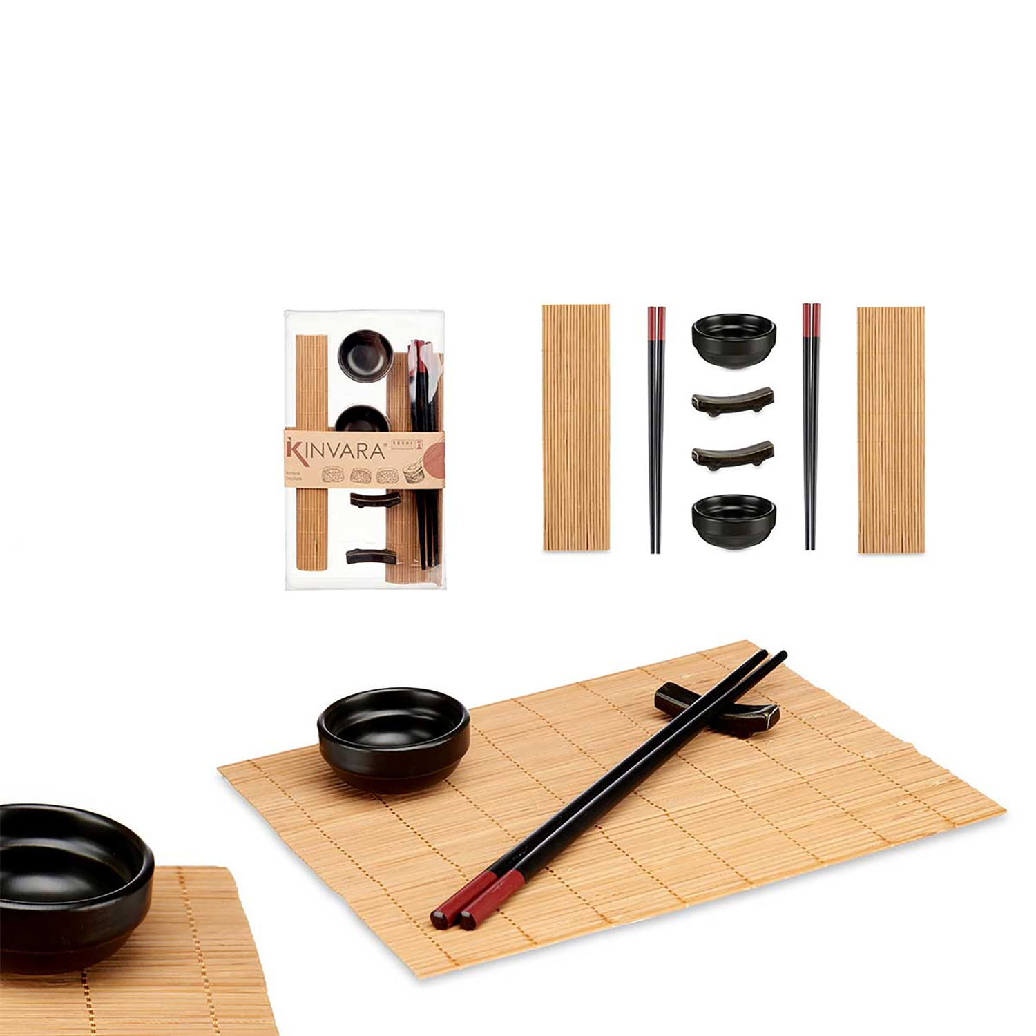 Set sushi con stuoie di bambù, ciotole nere e bacchette. Un set in scatola è visibile, insieme a componenti disposti.