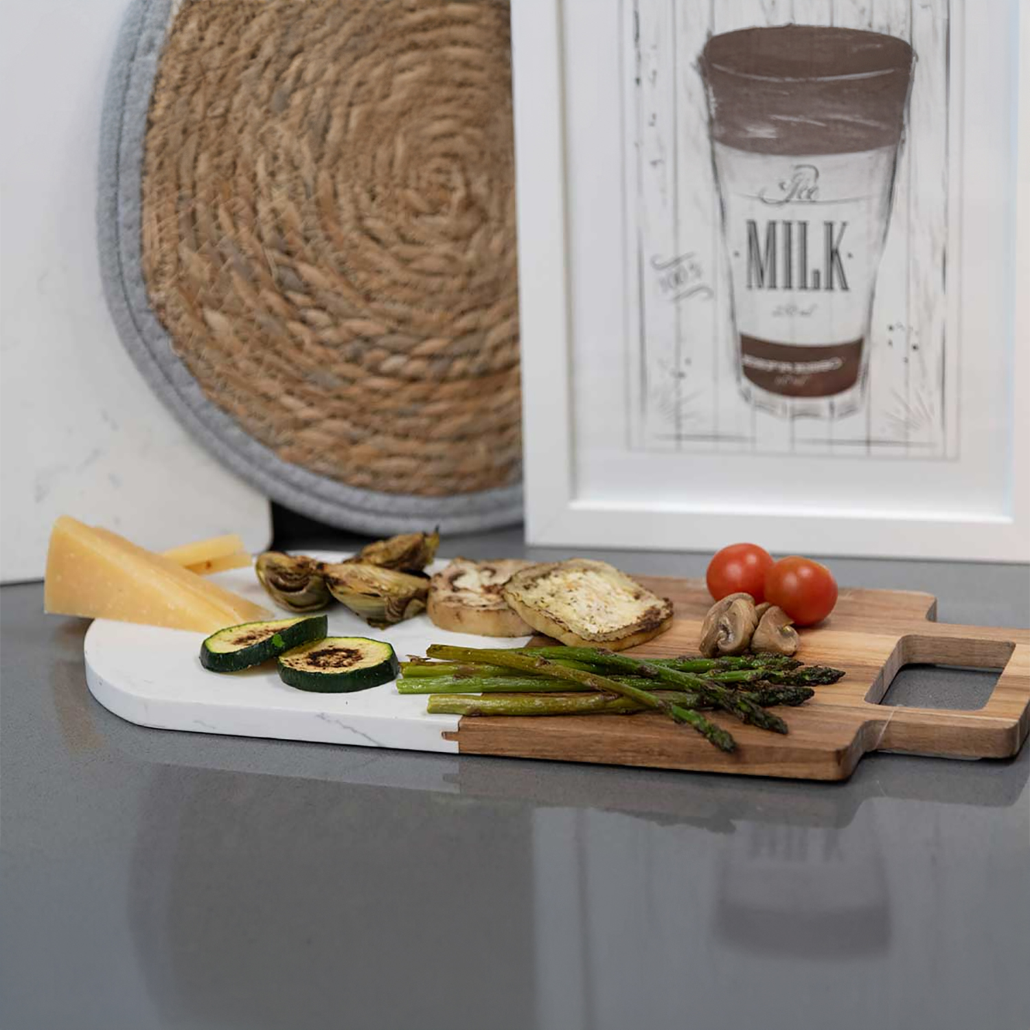 Una tavola di legno con cibo: formaggio, verdure grigliate, asparagi, pomodori e funghi. Un poster di latte sullo sfondo.