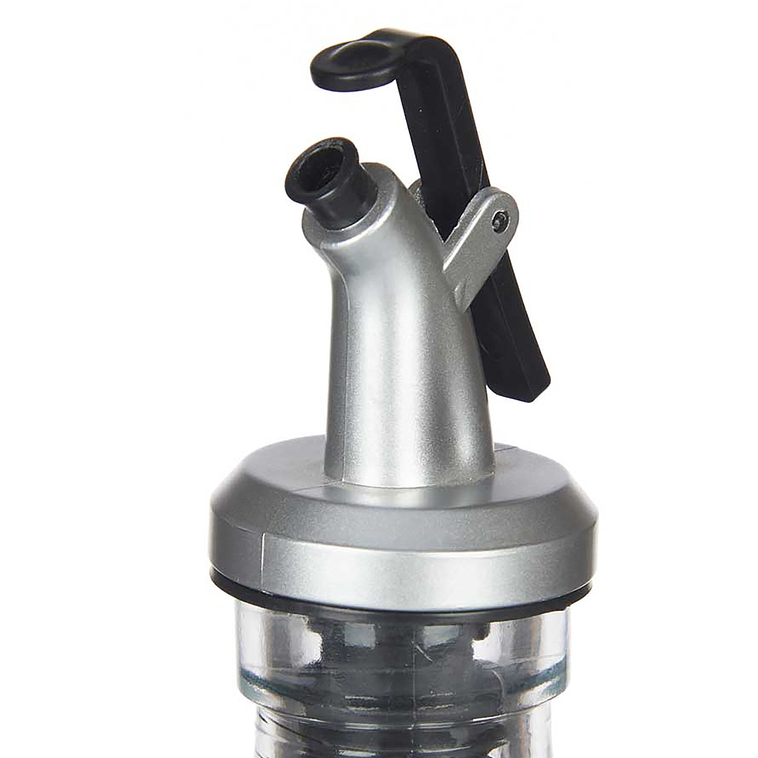 Primer plano de un vertedor de botella de aceite plateado con boquilla y asa negras. La botella es parcialmente visible, de vidrio.