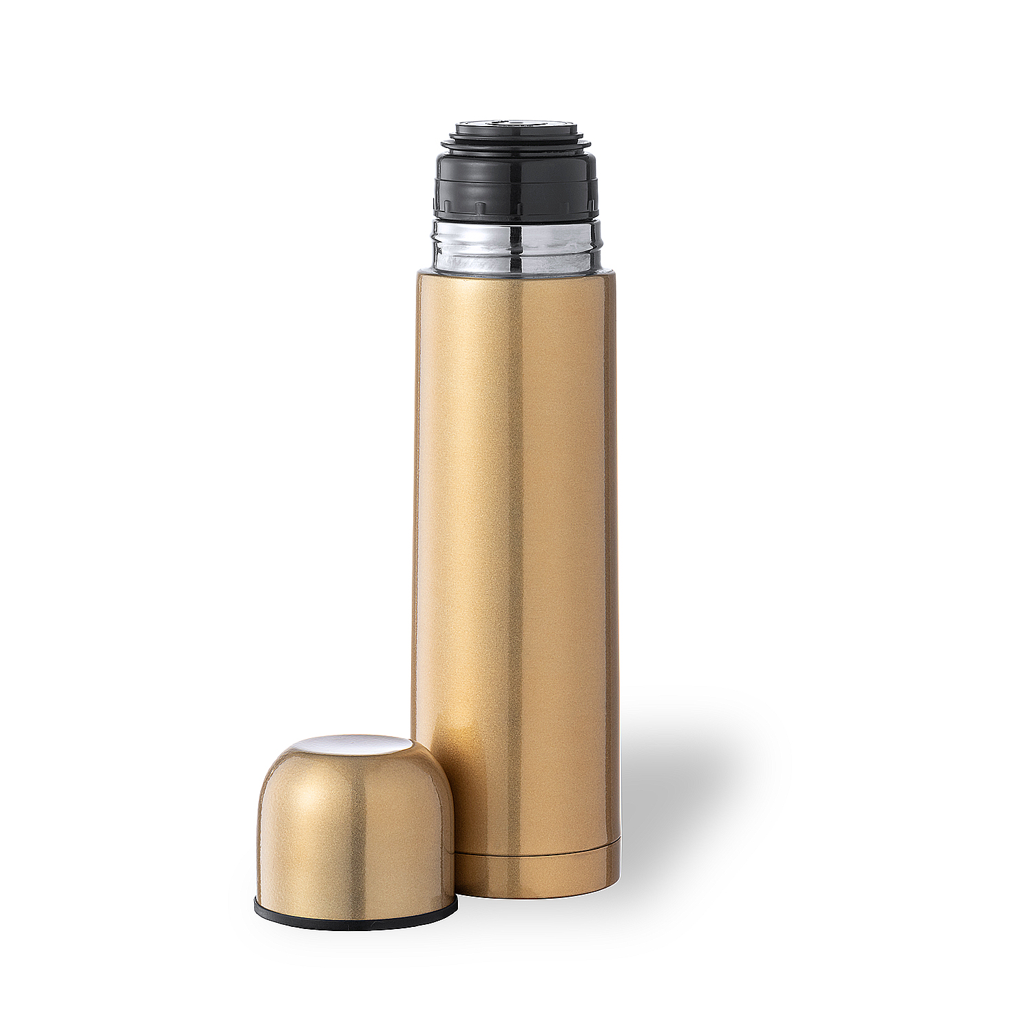Un thermos dorato con il suo tappo accanto. Il thermos ha una parte superiore nera e un corpo dorato lucido. Su sfondo bianco.