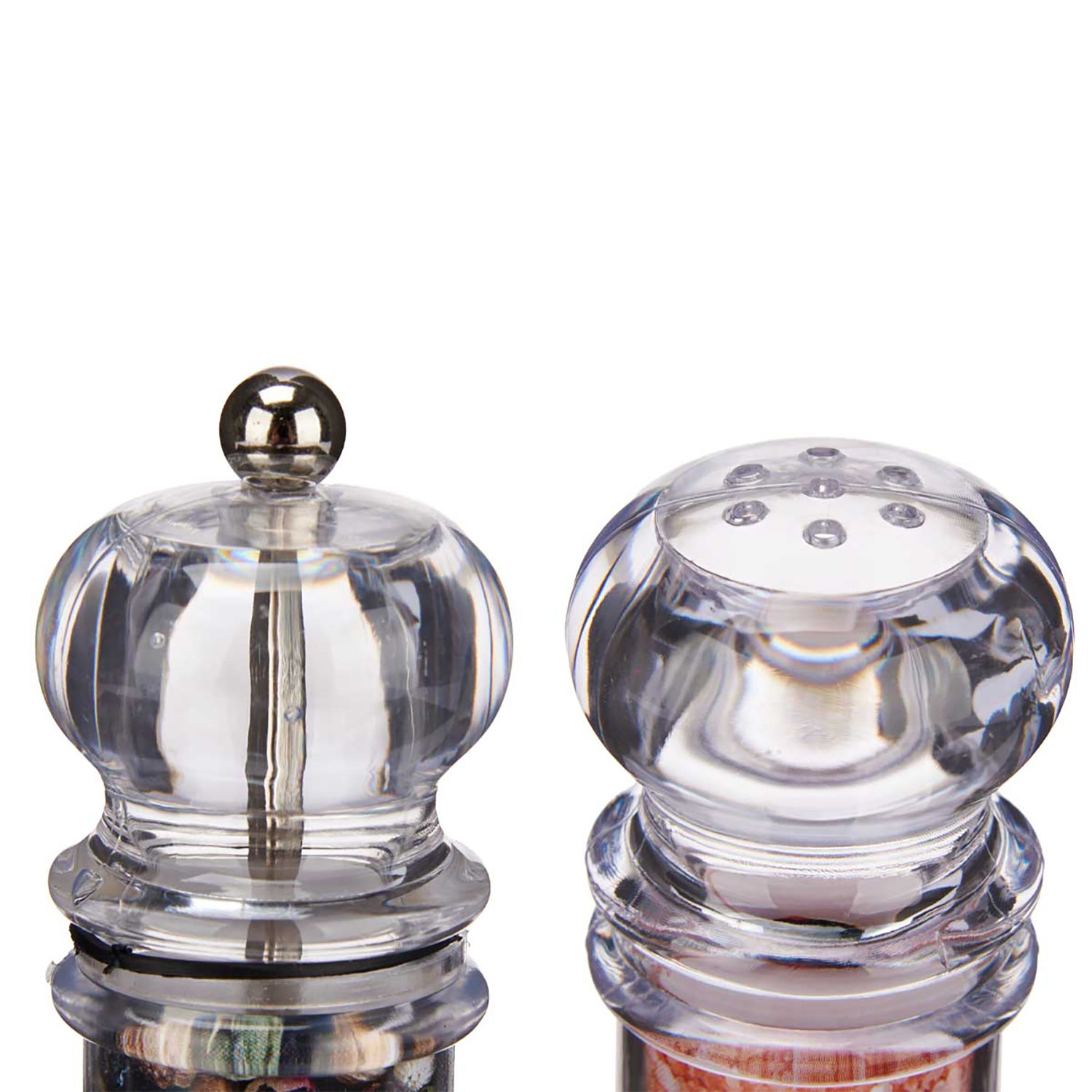 Zwei klare Salz- und Pfeffermühlen aus Glas. Die Salzmühle hat einen silbernen Deckel. Die Pfeffermühle hat Löcher oben.