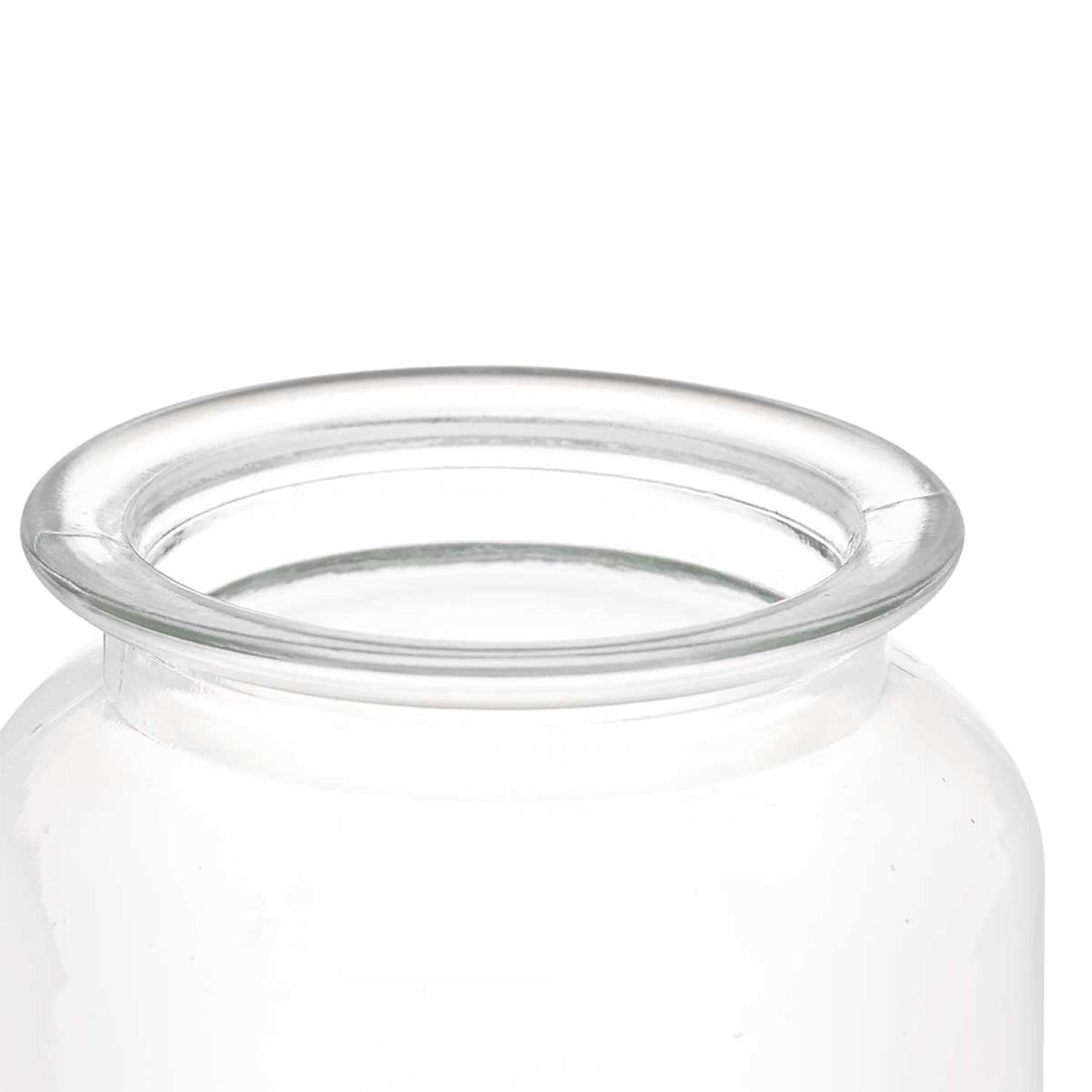 Primo piano del bordo di un vaso di vetro trasparente. Il bordo è arrotondato. Il vaso è trasparente. Lo sfondo è bianco.