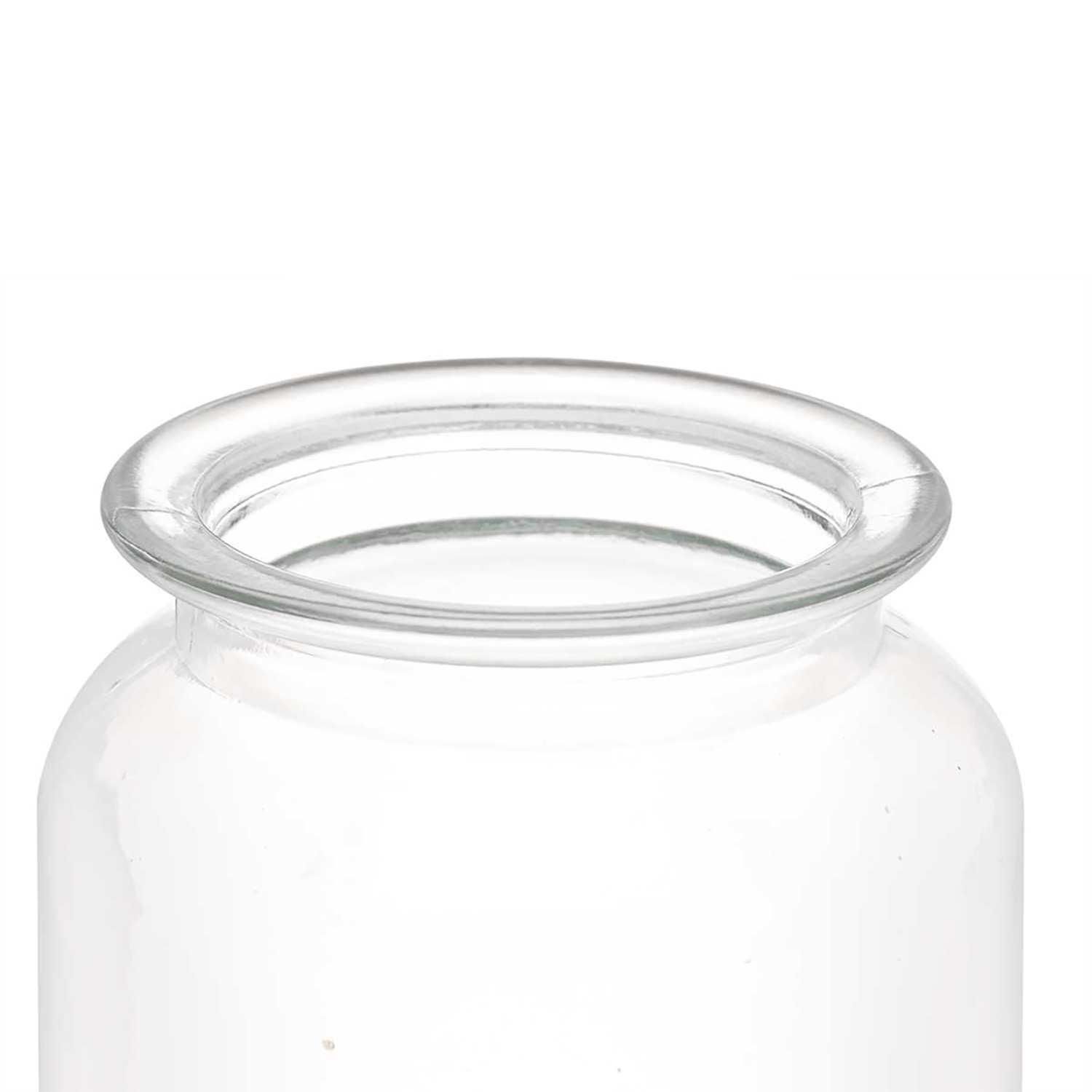 Primo piano di un vaso di vetro trasparente con bordo arrotondato e corpo cilindrico, su sfondo bianco.