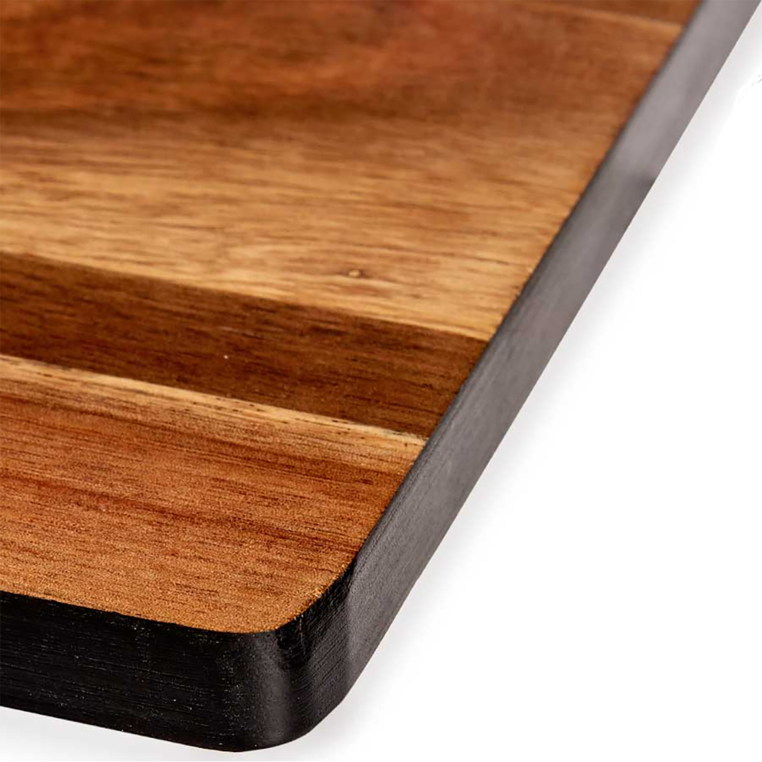 Primo piano di un tagliere in legno con bordo scuro. La venatura del legno è visibile. Lo sfondo è bianco.