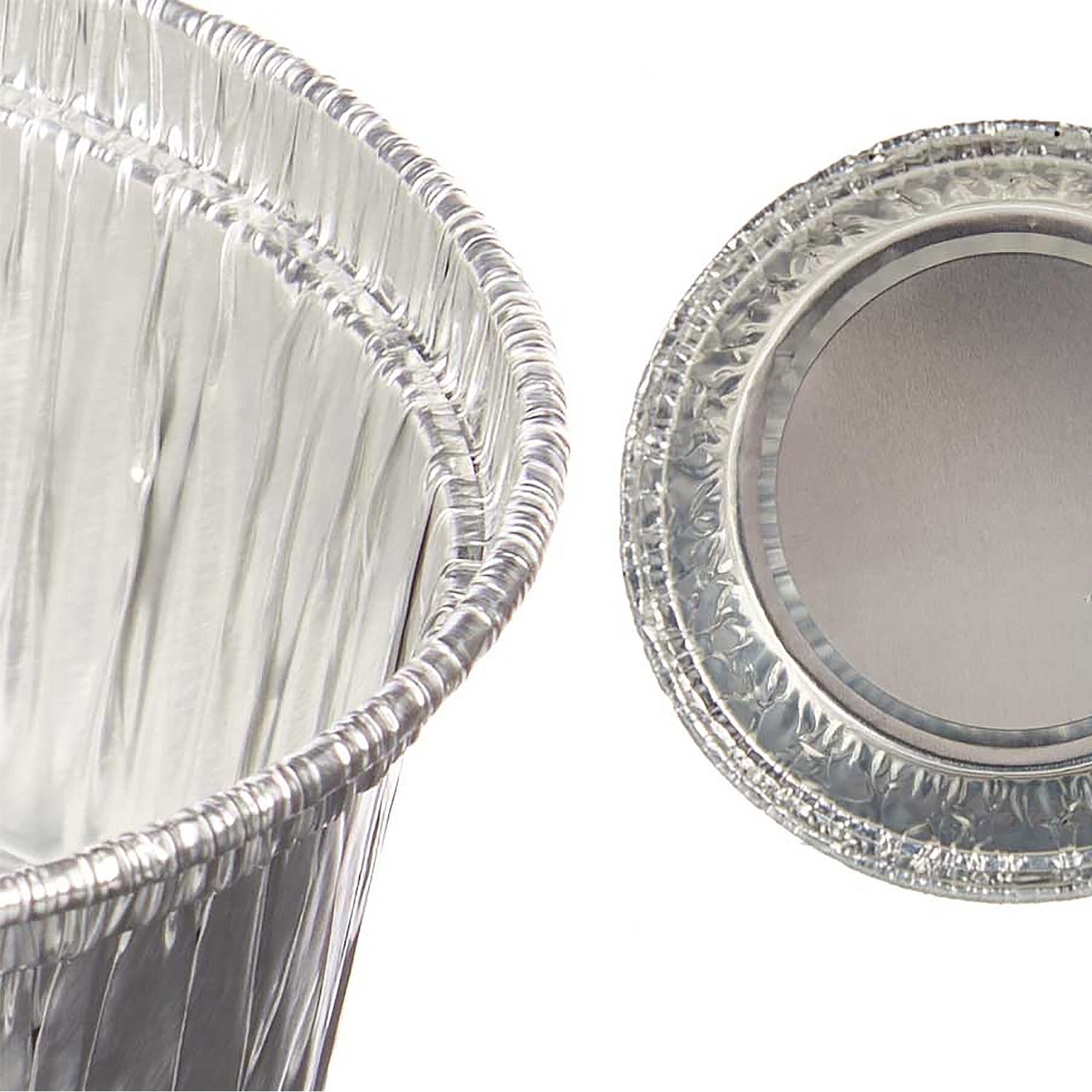 Primer plano de dos recipientes desechables de aluminio. Uno es una taza, el otro un plato. Ambos son plateados y reflejan la luz.