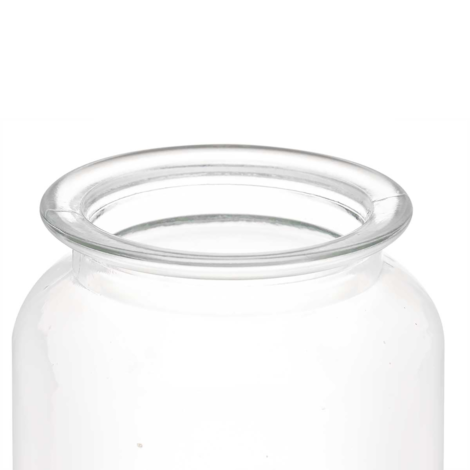 Un vaso di vetro trasparente con bordo e corpo arrotondati su sfondo bianco. Il vaso è vuoto.