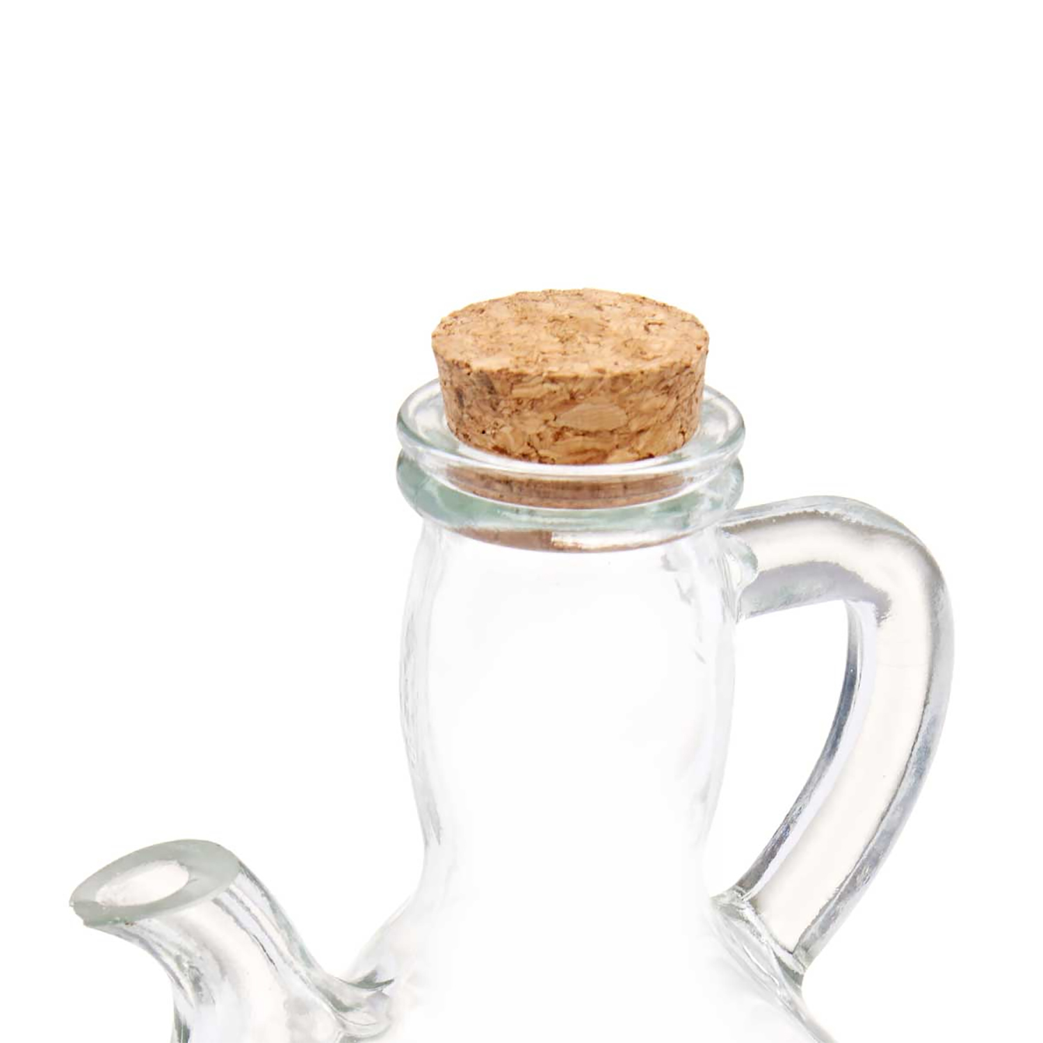 Eine klare Ölflasche aus Glas mit Korken. Die Flasche hat einen Griff und einen Ausguss. Der Hintergrund ist weiß.