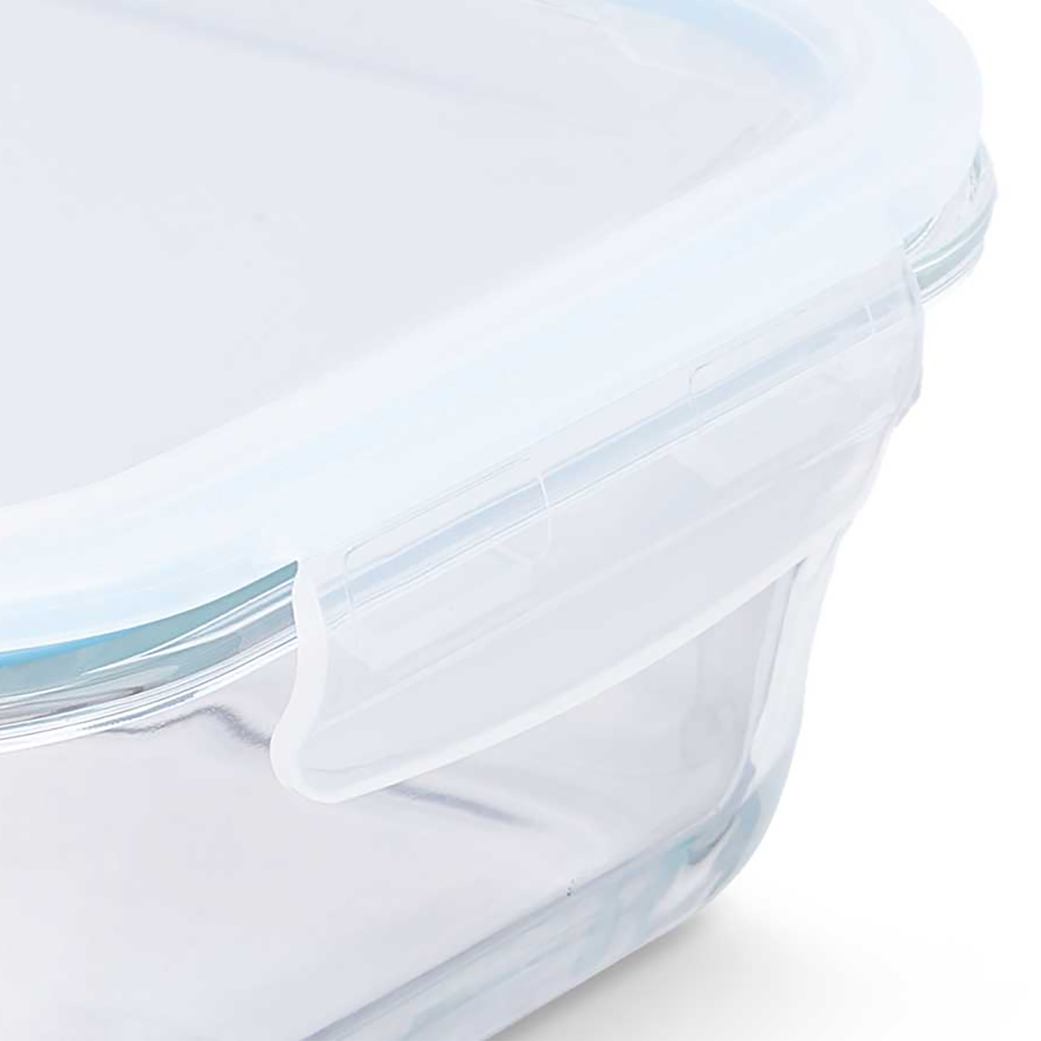 Primer plano de un recipiente de vidrio transparente con tapa blanca y cierre seguro. El fondo es blanco.
