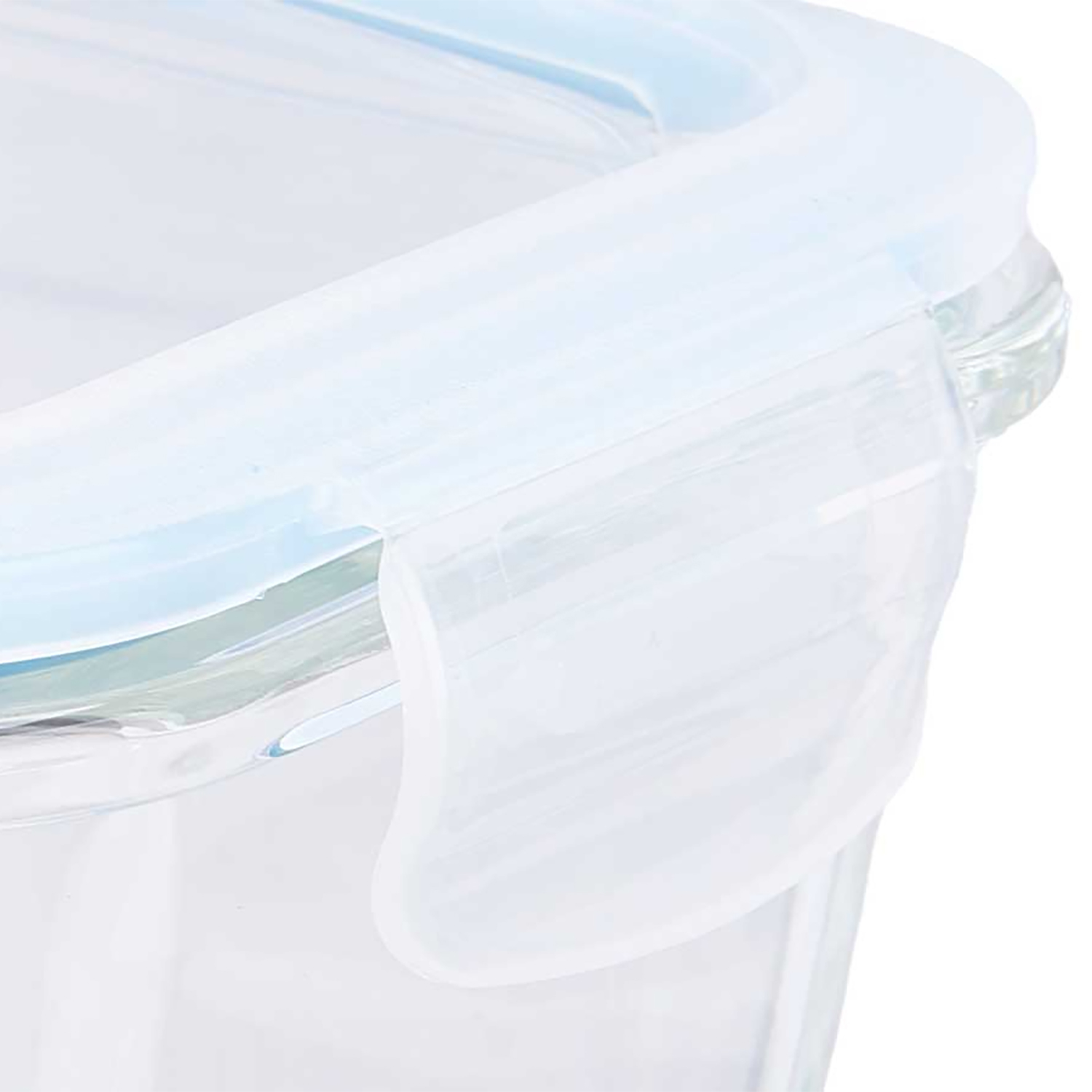 Primer plano de un recipiente de vidrio con tapa azul claro y cierre de plástico transparente. El recipiente es parcialmente visible, con fondo blanco.
