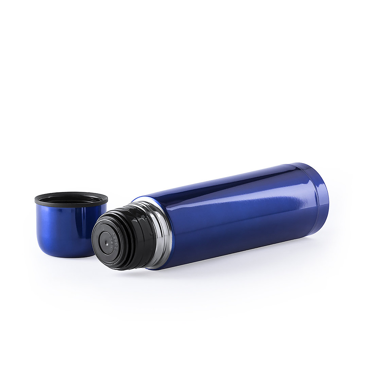 Un thermos blu è sdraiato su una superficie bianca con il coperchio accanto. Il thermos è metallico e cilindrico, con un coperchio nero.