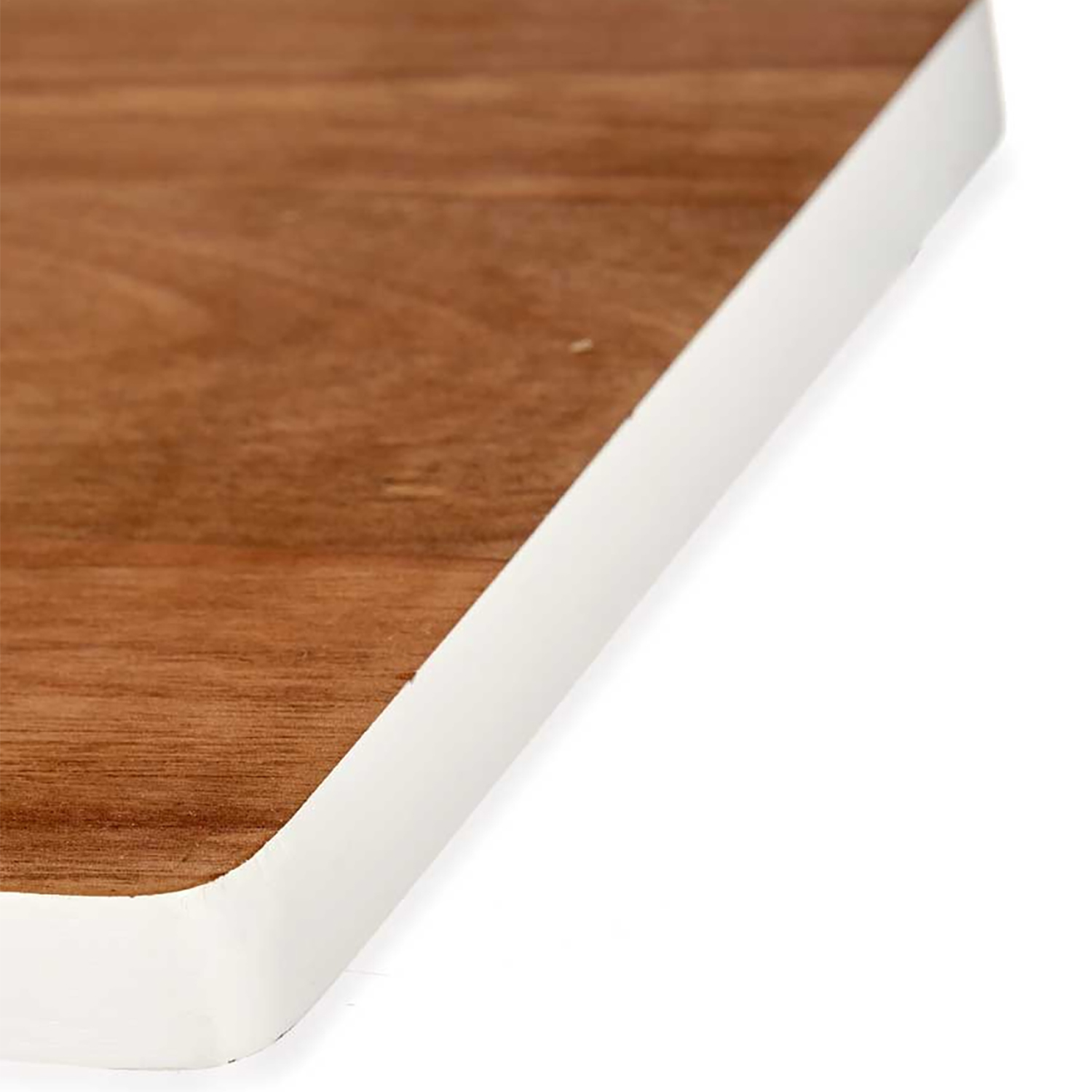 Nahaufnahme einer Holzoberfläche mit weißem Rand. Das Holz ist braun mit sichtbarer Maserung. Der Rand ist glatt und weiß.