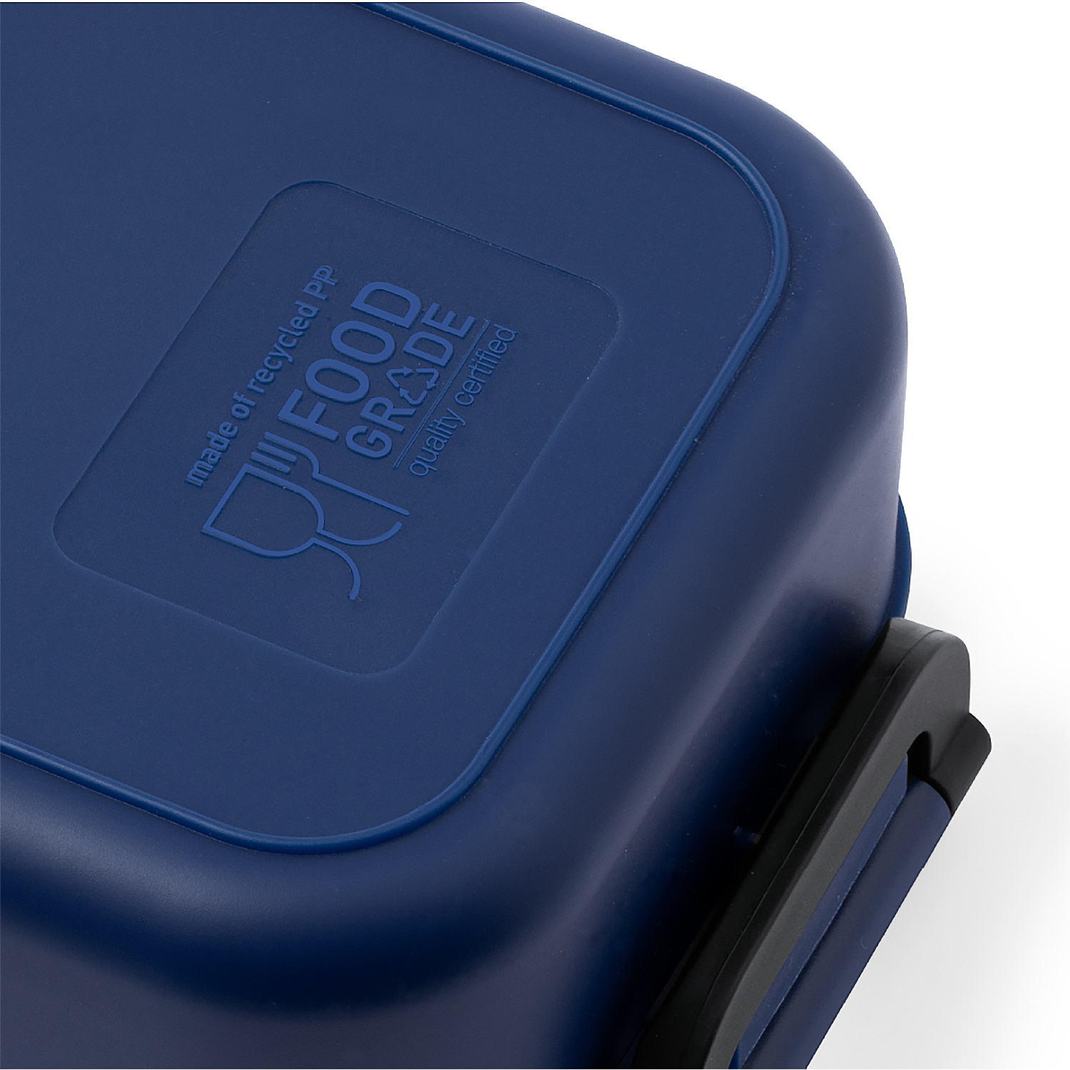 Primo piano di un coperchio di contenitore per alimenti blu scuro con testo: "FOOD GRADE quality certified" e le parole "made of recycled PP".