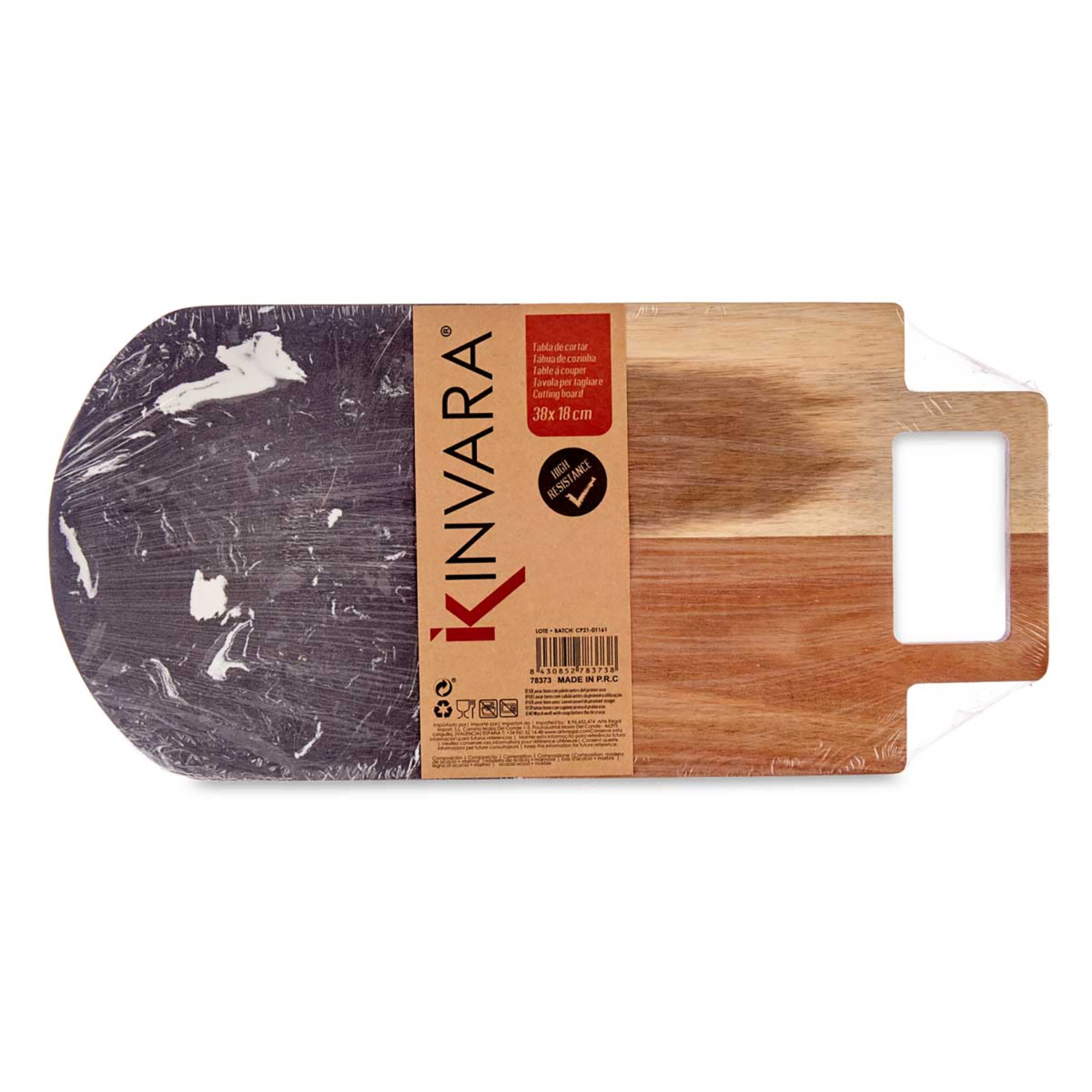 Un tagliere in legno avvolto nella plastica. Ha una superficie scura e strutturata da un lato e legno più chiaro dall'altro.