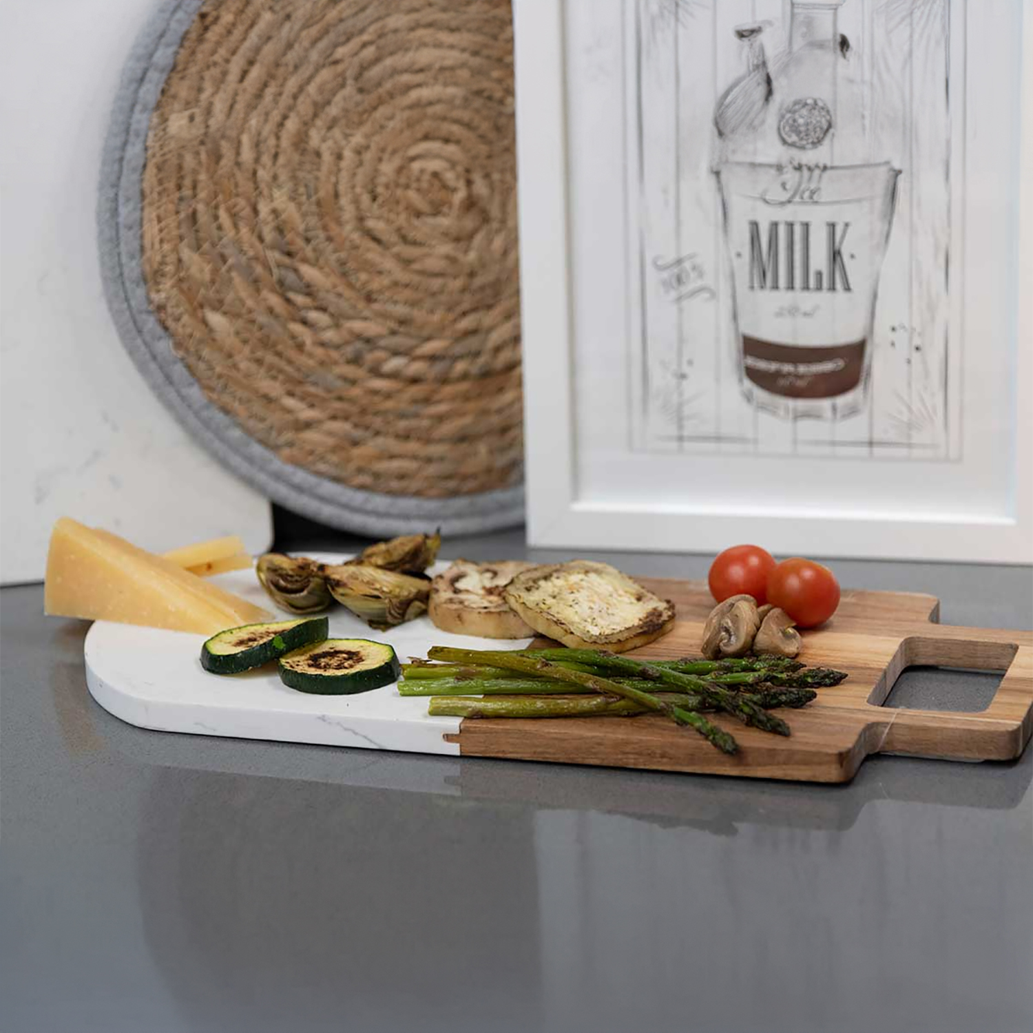 Un tagliere con formaggio, verdure grigliate e pomodori. Un disegno di bottiglia di latte e un sottobicchiere tessuto sullo sfondo.