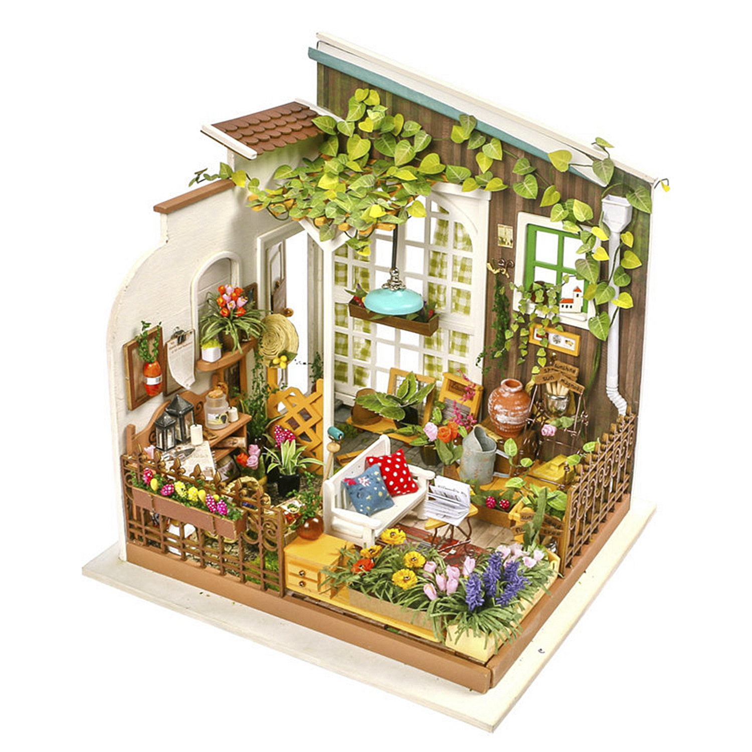 Mini minyatür balkon sahnesi. Çiçekler, mobilyalar ve küçük bir ev yapısı içerir. Yeşil bitkiler ve çiçekler sahneyi süslüyor.