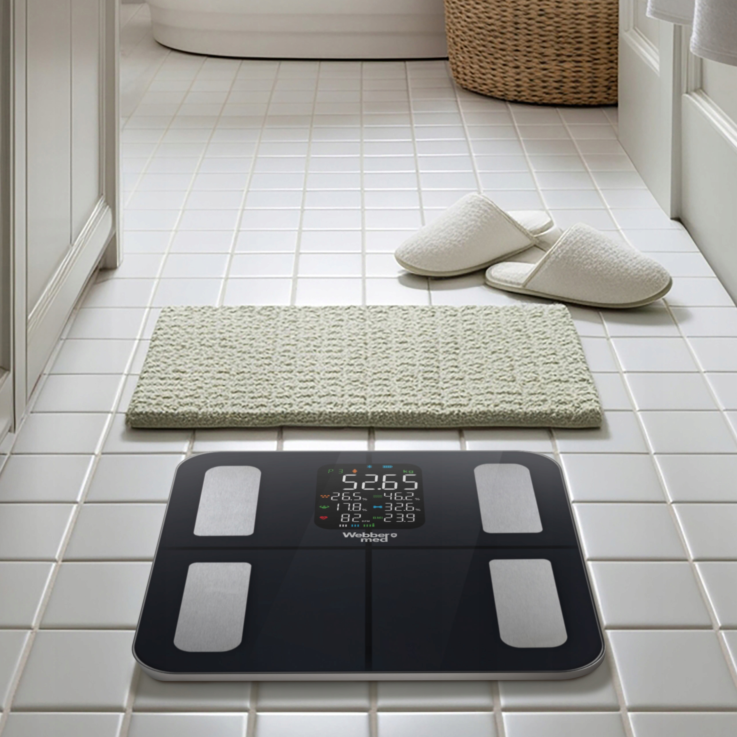 Scena łazienkowa z wagą, dywanikiem i kapciami na białej, kafelkowej podłodze. Kosz w tle.