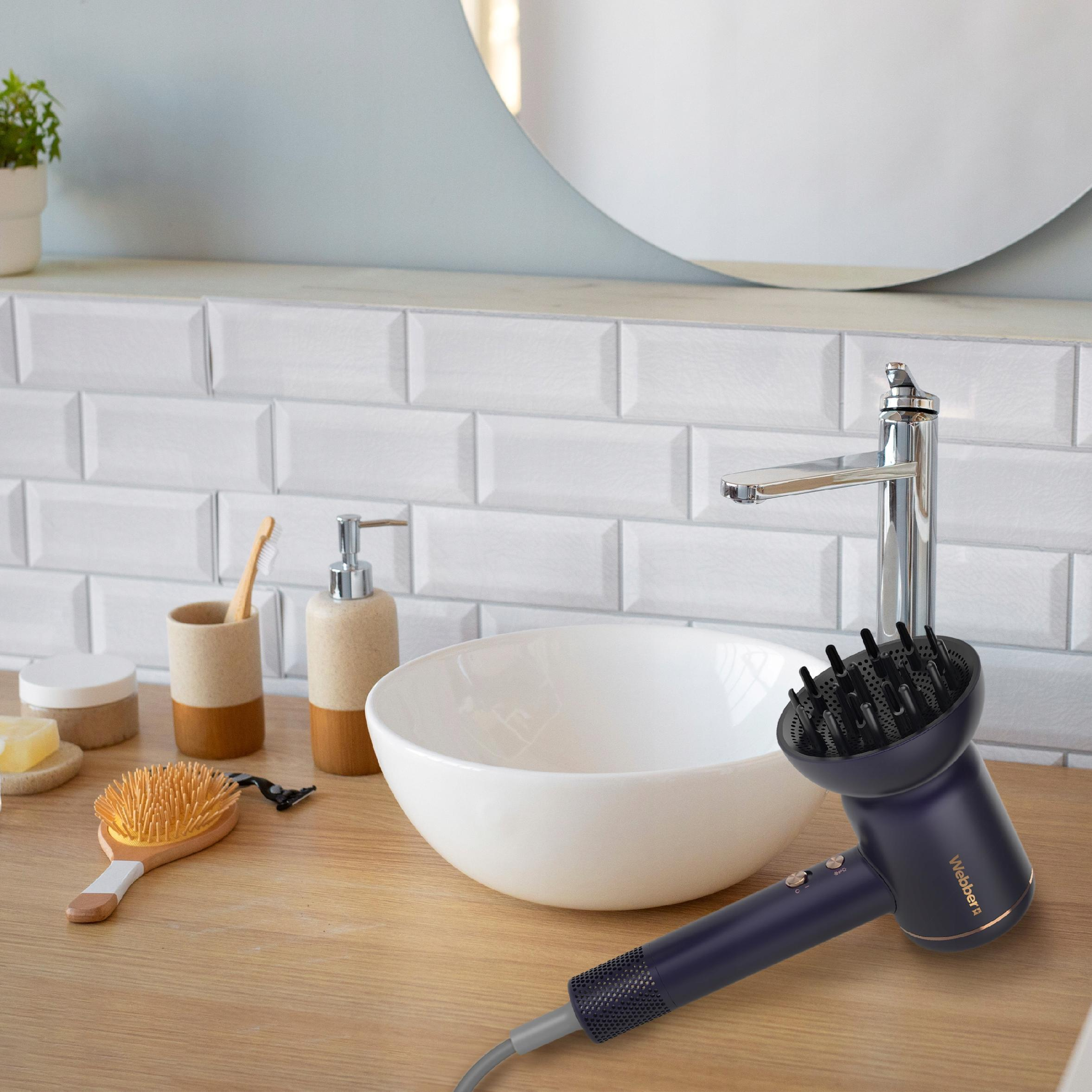 Scena łazienkowa z suszarką do włosów, umywalką i kosmetykami. Suszarka jest w centrum, na drewnianej powierzchni.