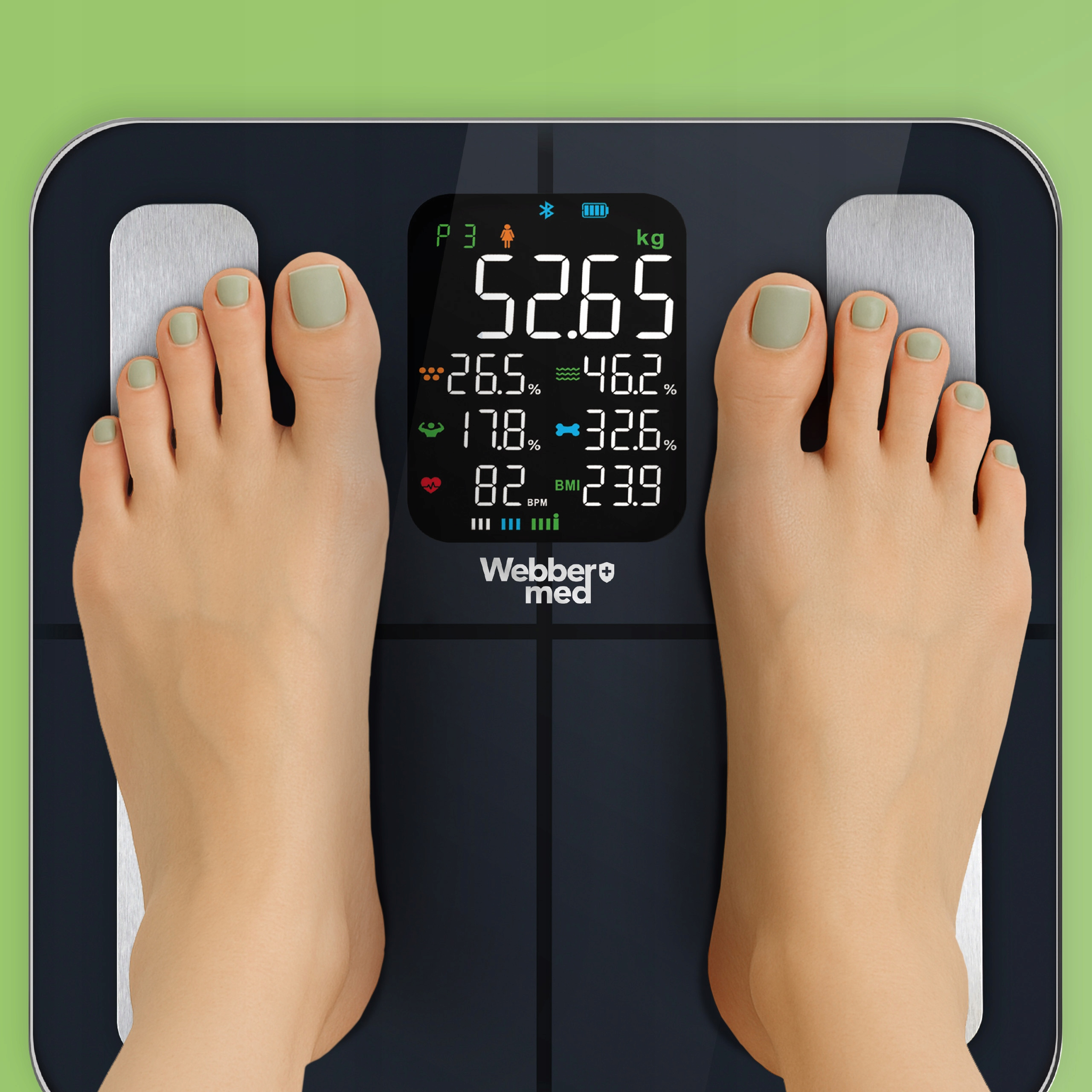 Stopy osoby na wadze cyfrowej pokazującej wagę, tkankę tłuszczową i inne wskaźniki zdrowia. Tło jest zielone.