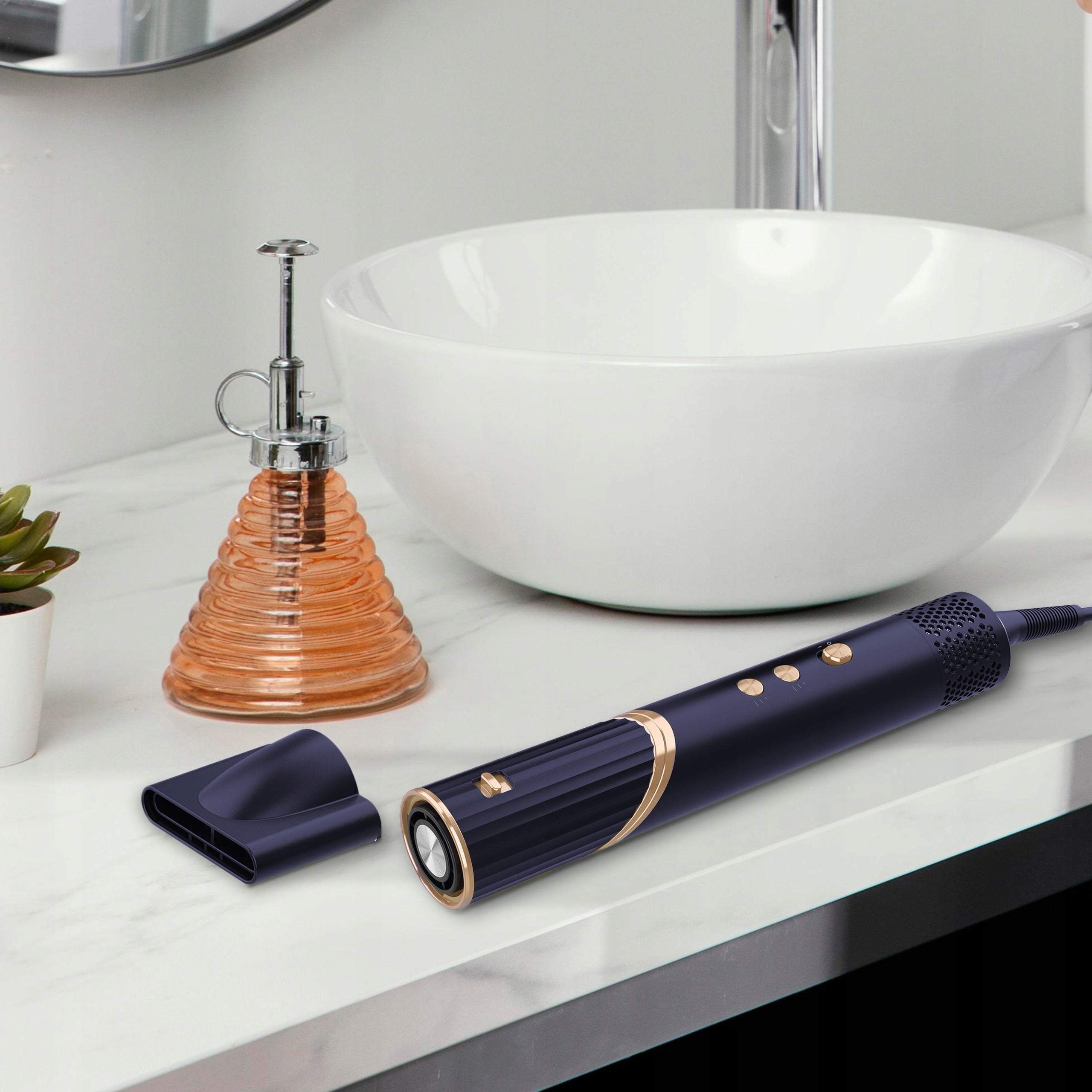 Suszarka do włosów i dysza na blacie, z umywalką i innymi przedmiotami w tle.