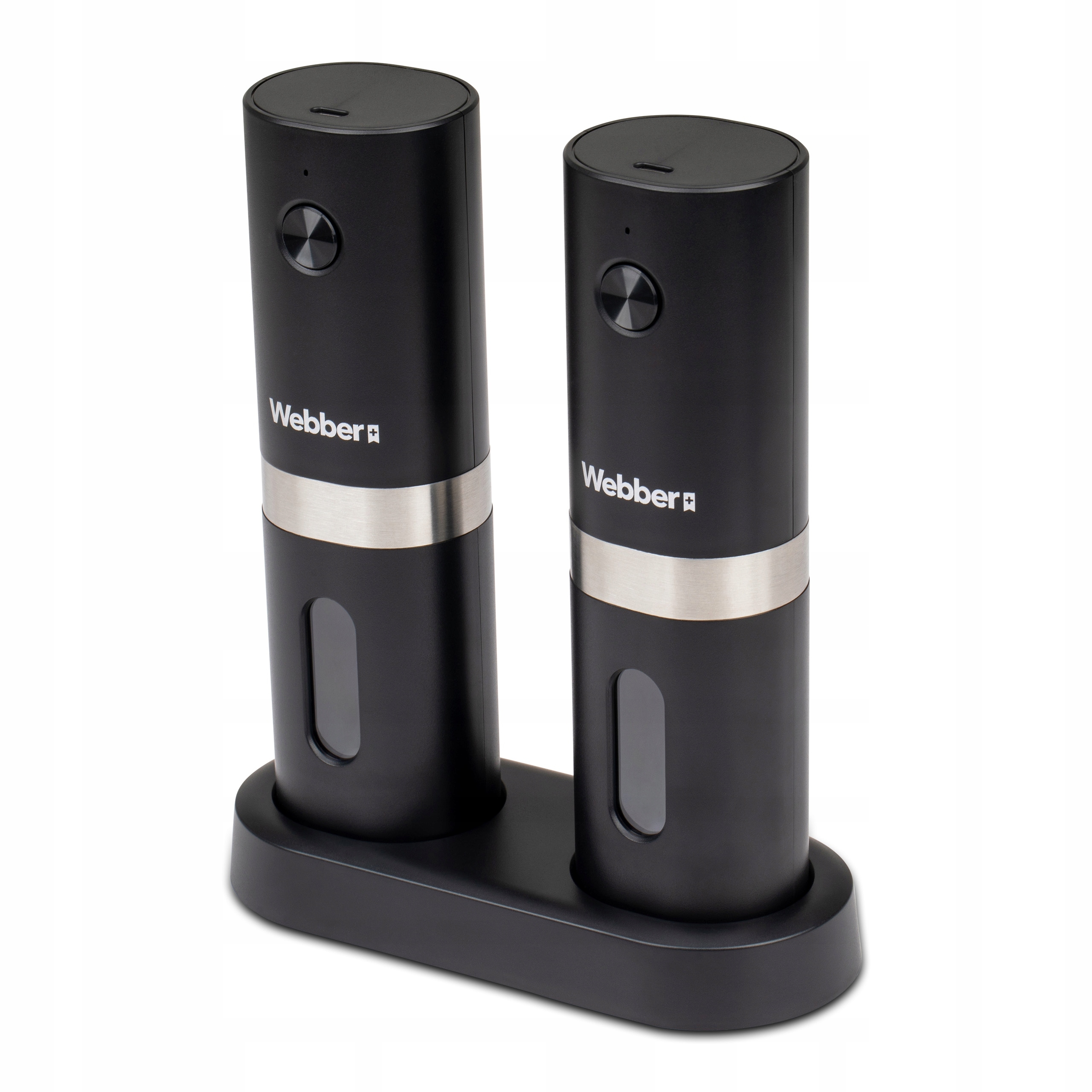 Dwa czarne młynki do soli i pieprzu na czarnej podstawie. Każdy młynek ma srebrną opaskę i logo Webber.