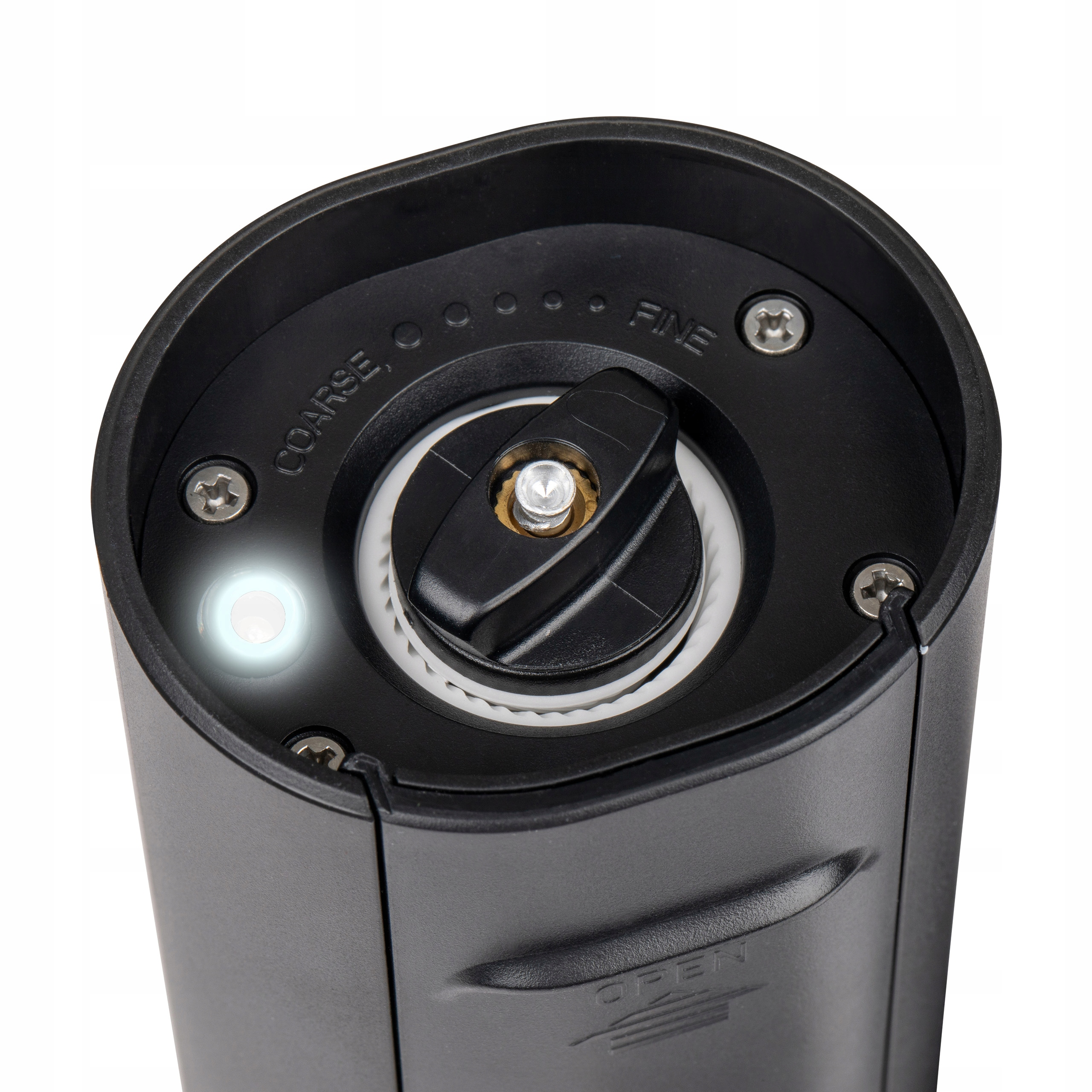 Zbliżenie czarnego młynka do pieprzu. Ma pokrętło do regulacji grubości mielenia i światło. Tło białe.