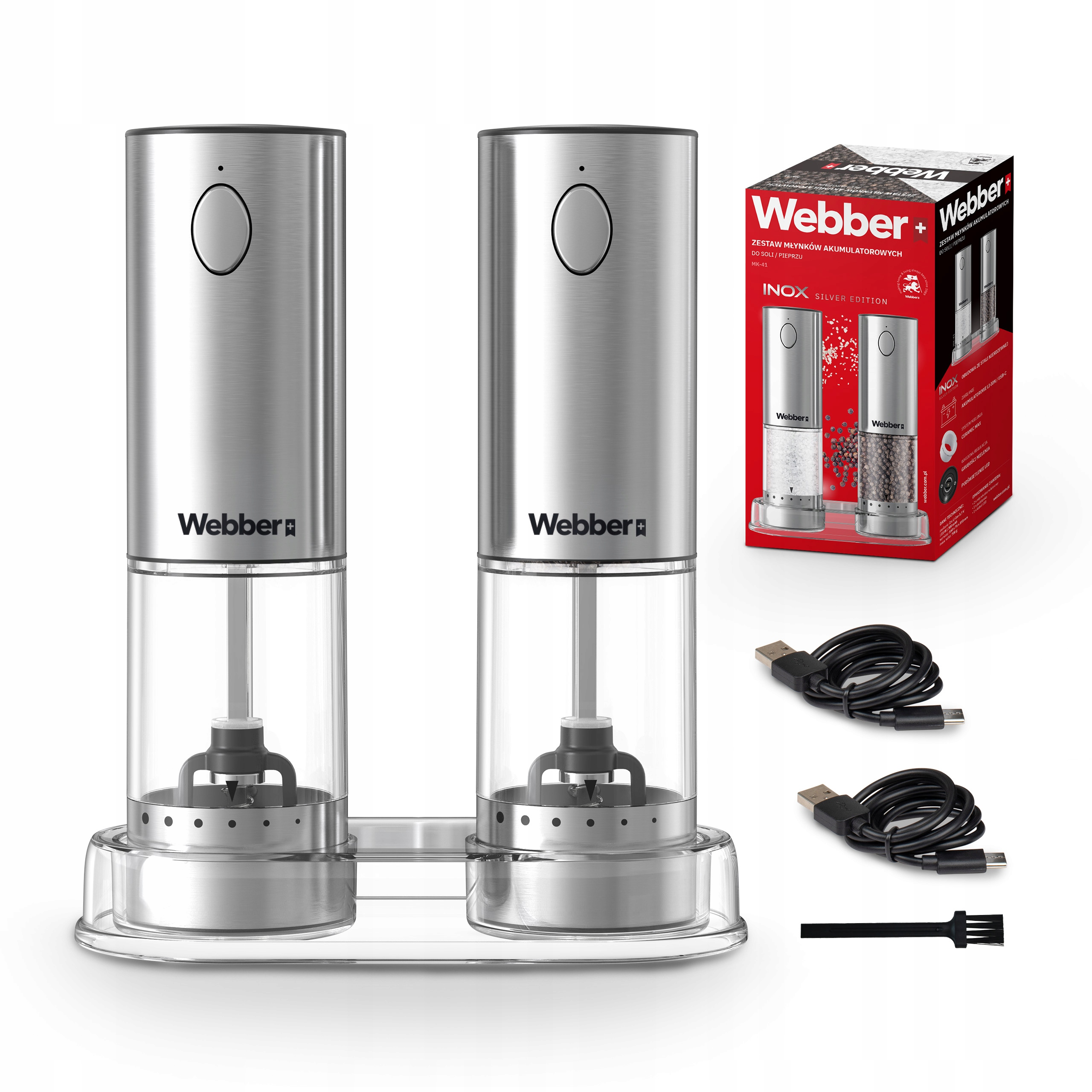 Dwa srebrne elektryczne młynki do pieprzu, pudełko, dwa kable USB i szczoteczka do czyszczenia na białym tle.