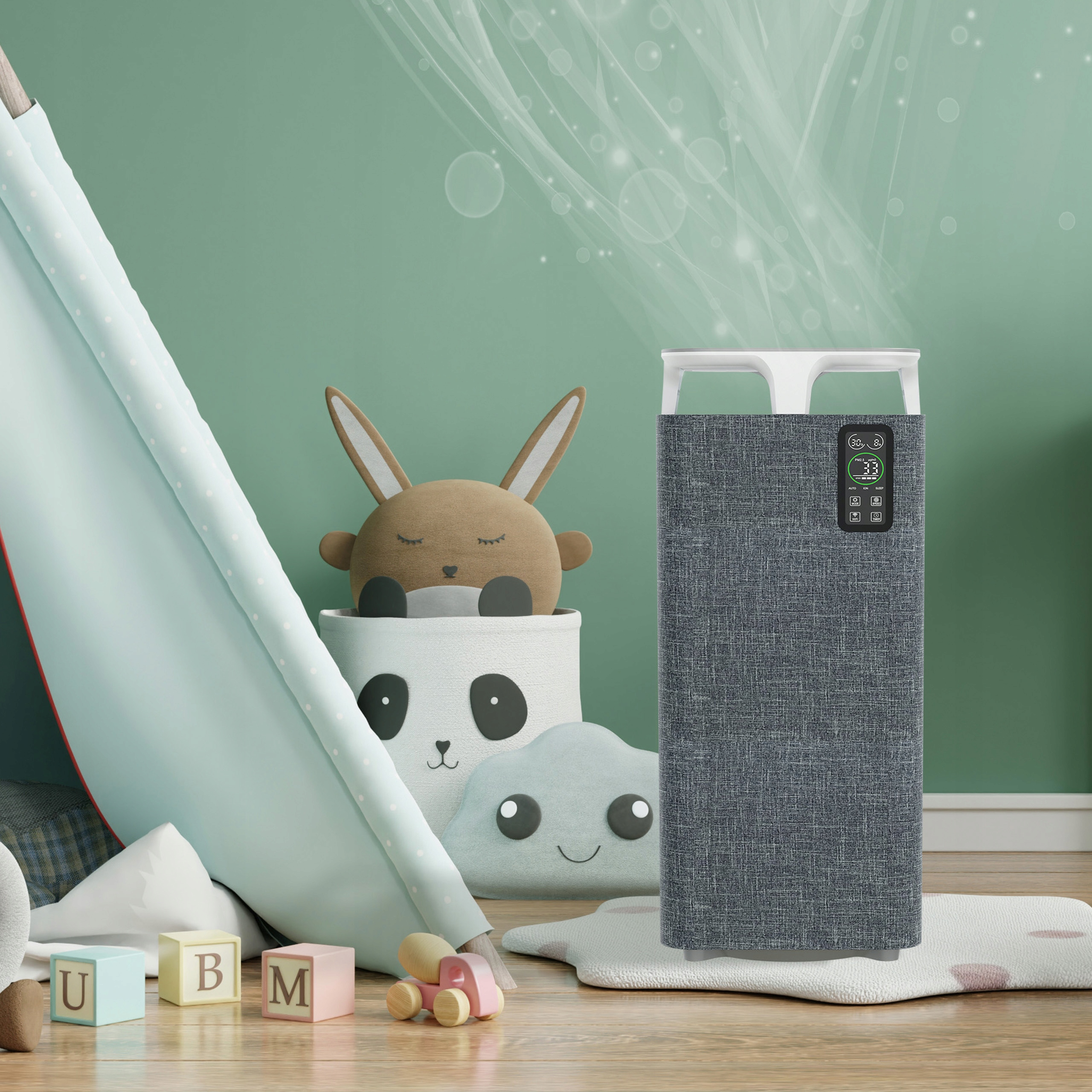 Oczyszczacz powietrza stoi blisko zabawek, namiotu do zabawy i klocków z napisem UBM. Tło jest zielone.