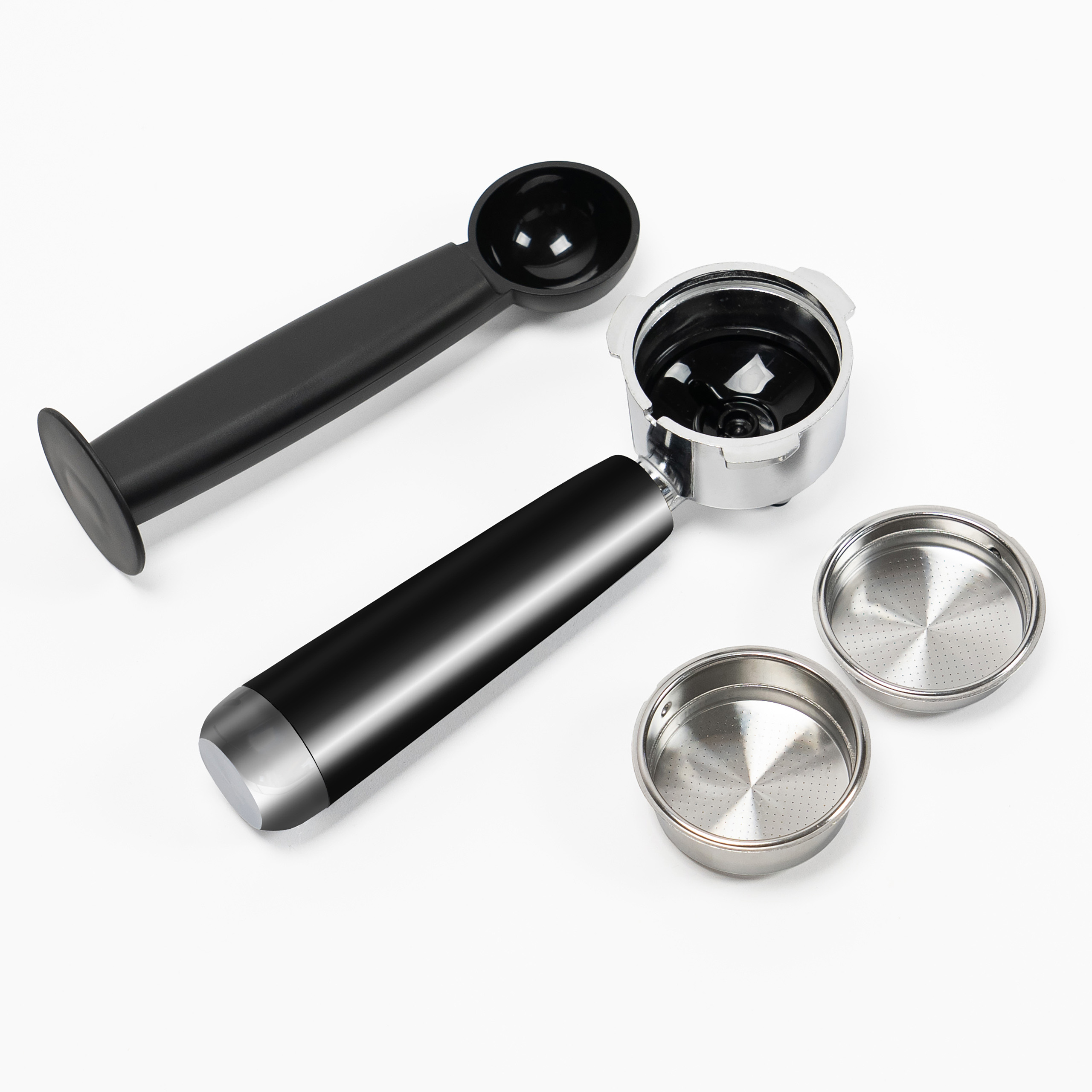 Części ekspresu do kawy na białym tle. Zawiera kolbę, miarkę i filtry. Czarne i srebrne na białym tle.