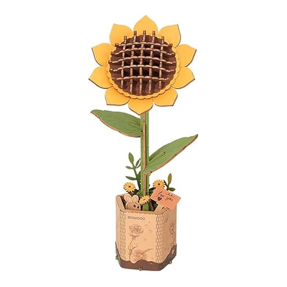 Drewniany słonecznik, z żółtymi płatkami i brązowym środkiem, w doniczce z notatką 'for you'.