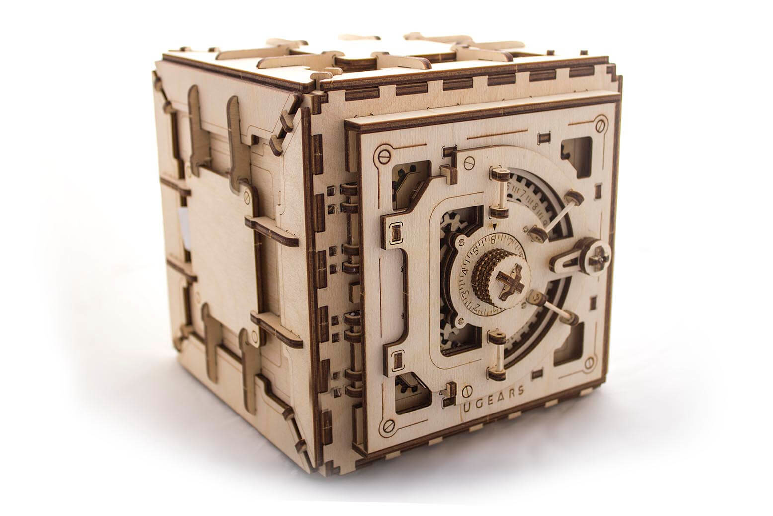 Drewniane pudełko z puzzlami, przypominające sejf, jest wyświetlane na białym tle. Zawiera koła zębate, tarcze i mechanizm zamka szyfrowego.