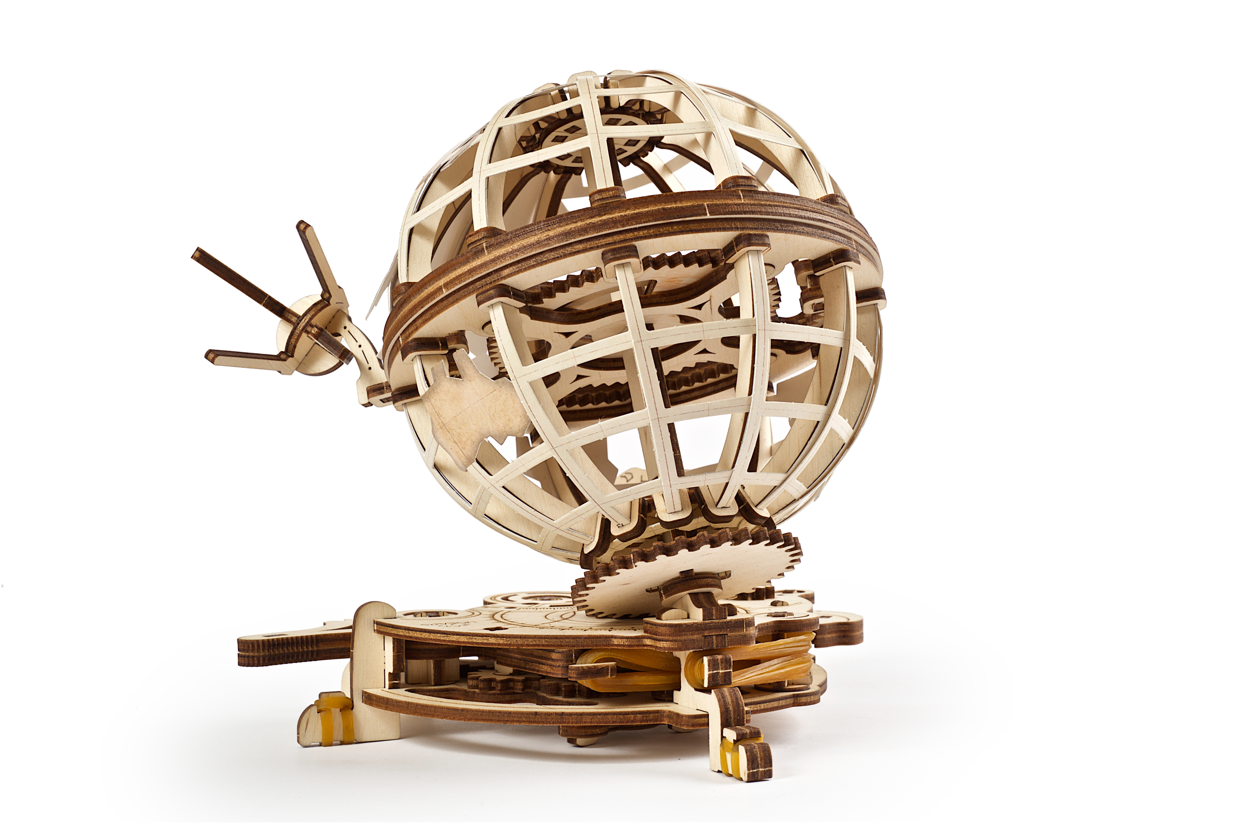 Drewniany model globusa z zębatkami i strukturą podobną do satelity na białym tle.