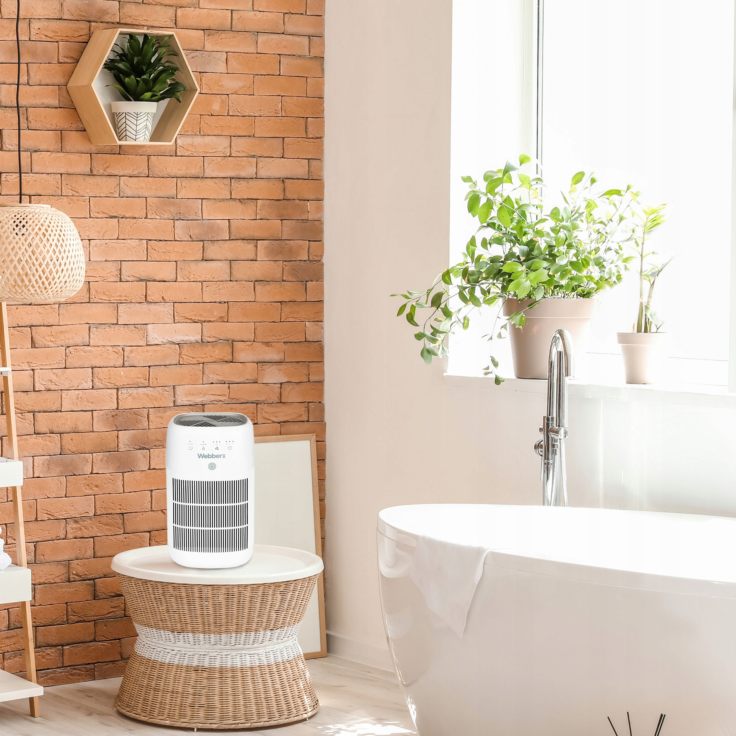 Scena łazienki z wanną, oczyszczaczem powietrza, roślinami i ceglaną ścianą. Wanna biała, rośliny zielone, cegła pomarańczowa.