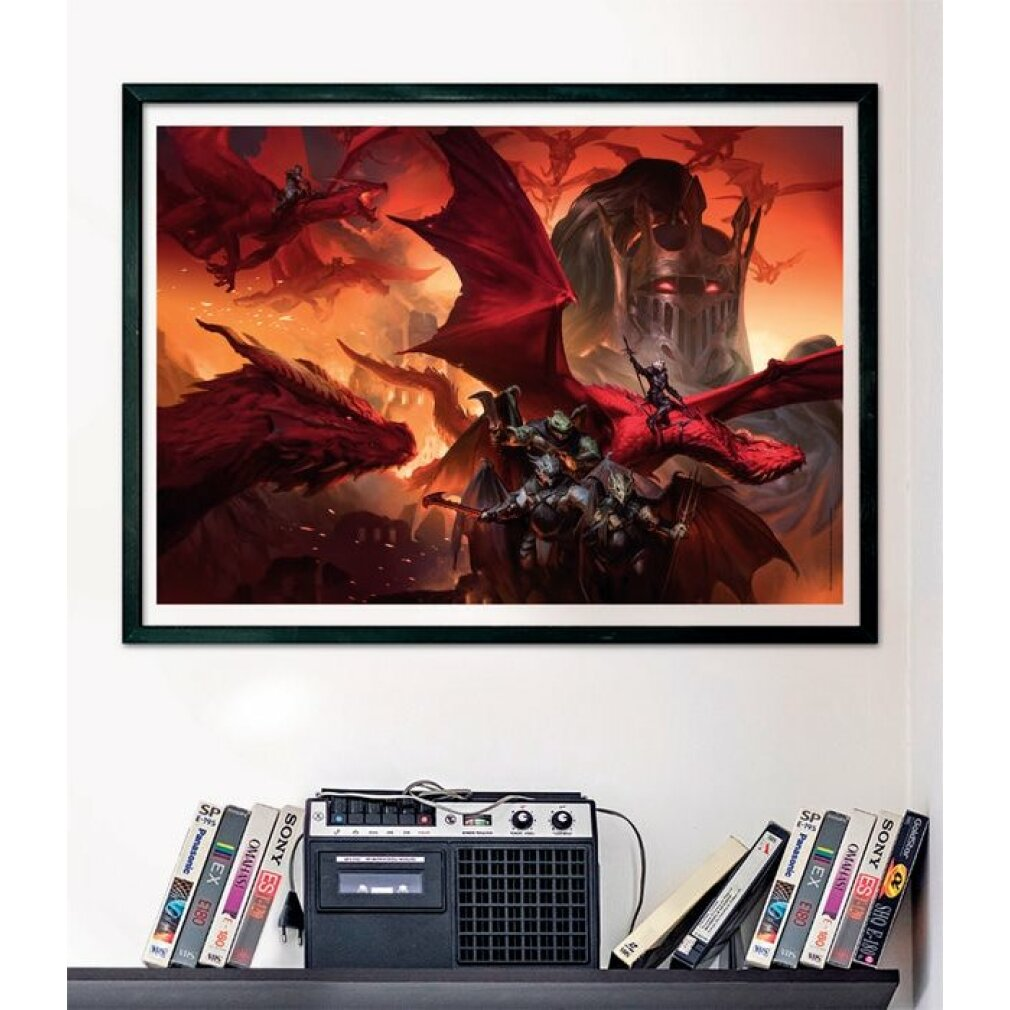 Oprawiony wydruk fantasy przedstawia smoki, wojowników i dużą postać. Poniżej znajduje się odtwarzacz kaset z kasetami VHS.