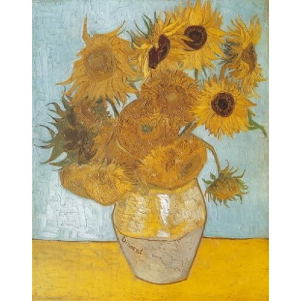 Un vaso di girasoli, dipinto con tonalità gialle e marroni. Lo sfondo è azzurro e il tavolo giallo.