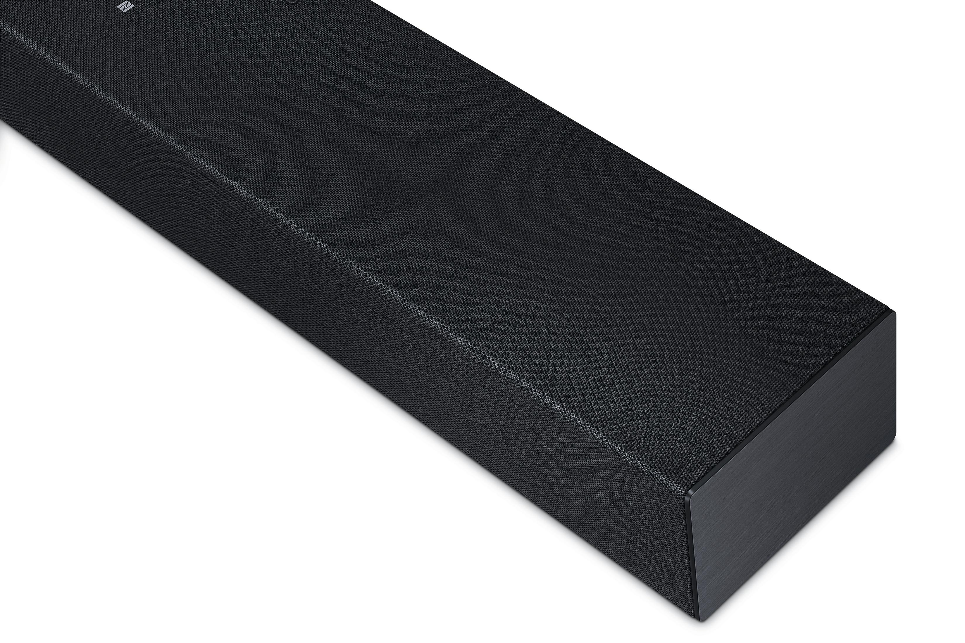 Czarny soundbar na białym tle. Soundbar jest prostokątny, z teksturowaną powierzchnią, pochylony od lewej góry do prawej dołu.