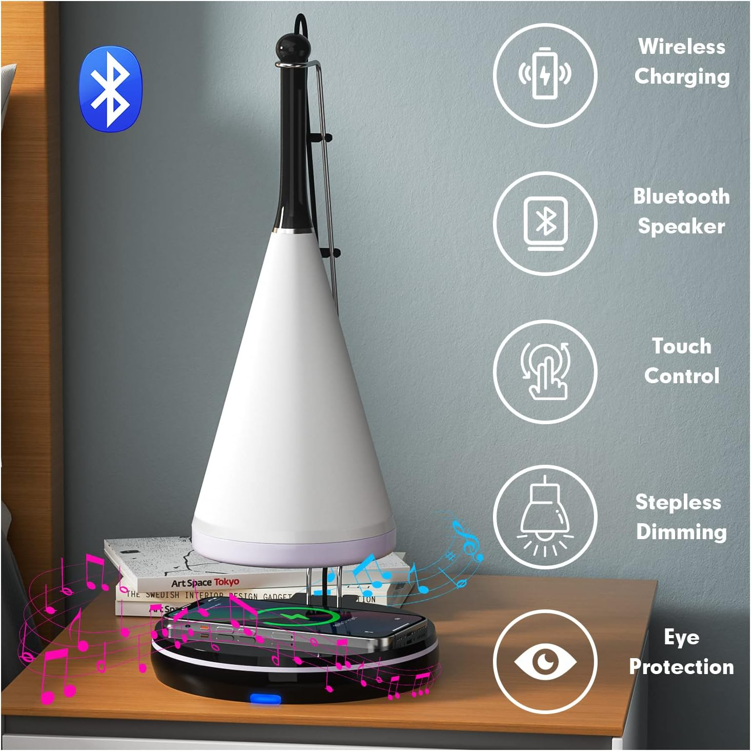 Eine weiße Lampe mit schwarzem Oberteil steht auf einem Nachttisch, auf dem ein Telefon kabellos geladen wird. Merkmale sind Bluetooth und kabelloses Laden.