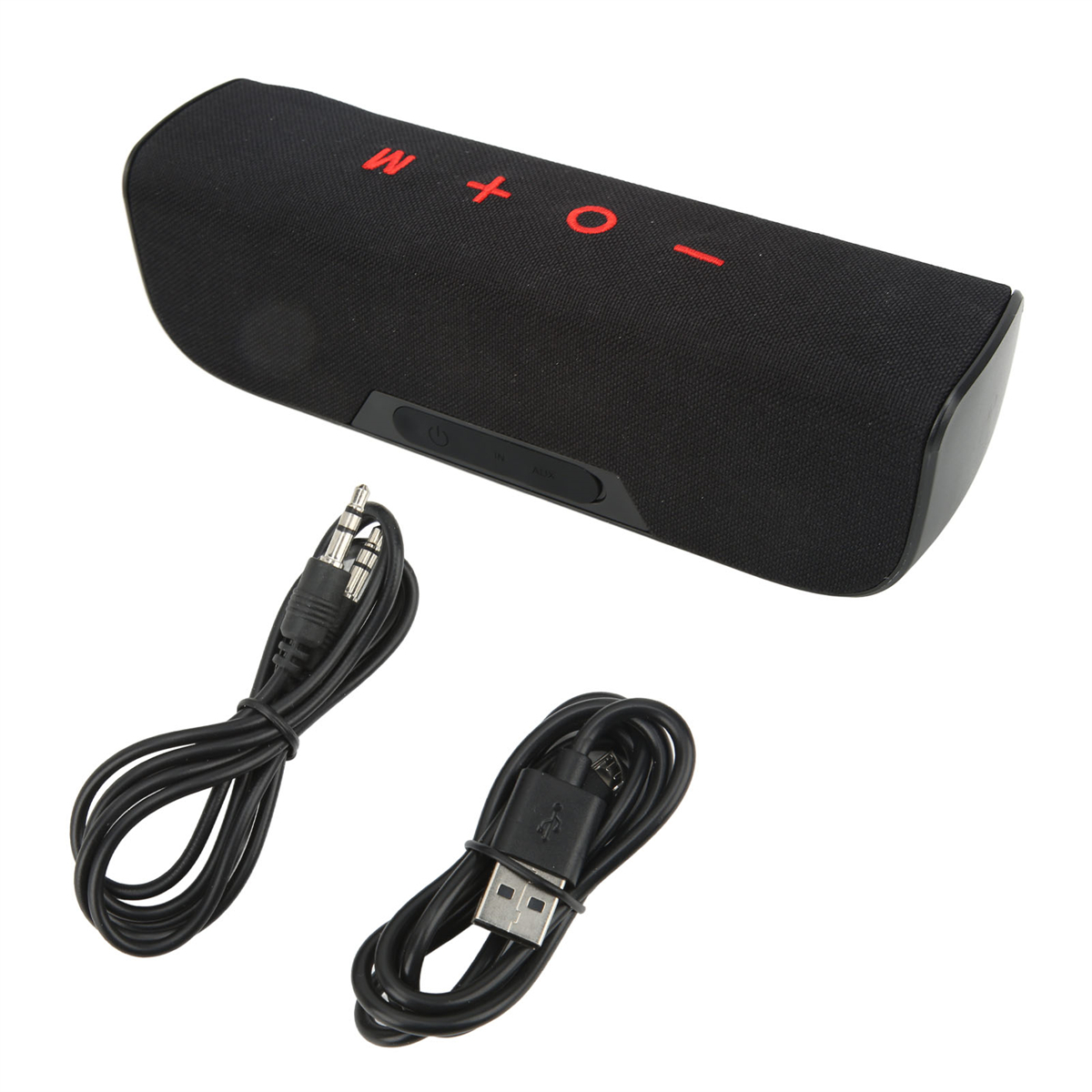 Ein schwarzer Lautsprecher mit roten Lautstärkereglern und einem Power-Knopf. Kabel mit Steckern darunter.