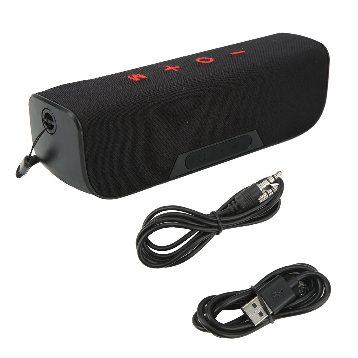 Ein schwarzer Lautsprecher mit roten Knöpfen, ein schwarzes Kabel, ein 3,5-mm-Kabel und ein USB-Kabel liegen auf einer weißen Oberfläche.