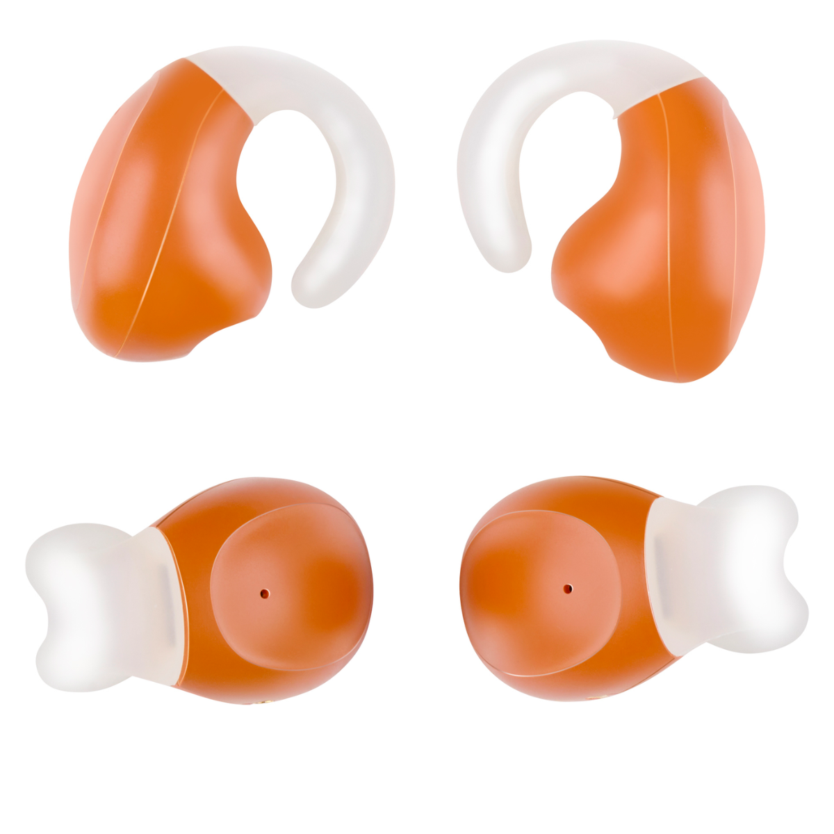 Vier orangefarbene und weiße Hörgeräte sind angeordnet. Zwei sind vertikal, zwei horizontal ausgerichtet. Alle haben ein ähnliches Design.