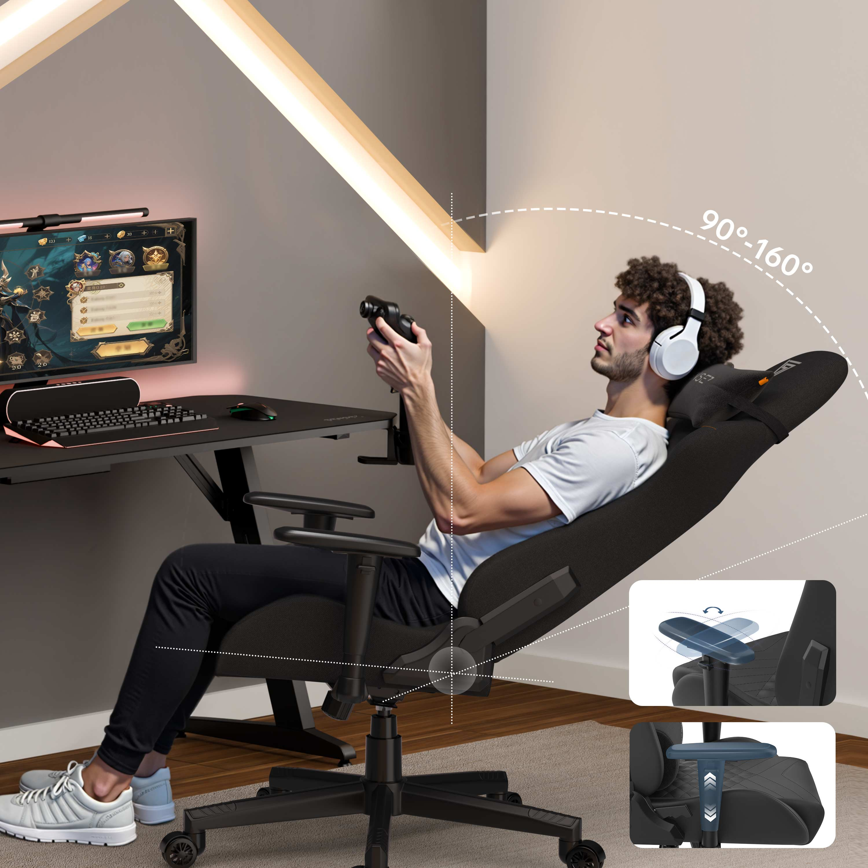 Een man in een gamestoel speelt een spel op een monitor. De stoel is achterover gekanteld. Er is een bureau, een koptelefoon en een controller.