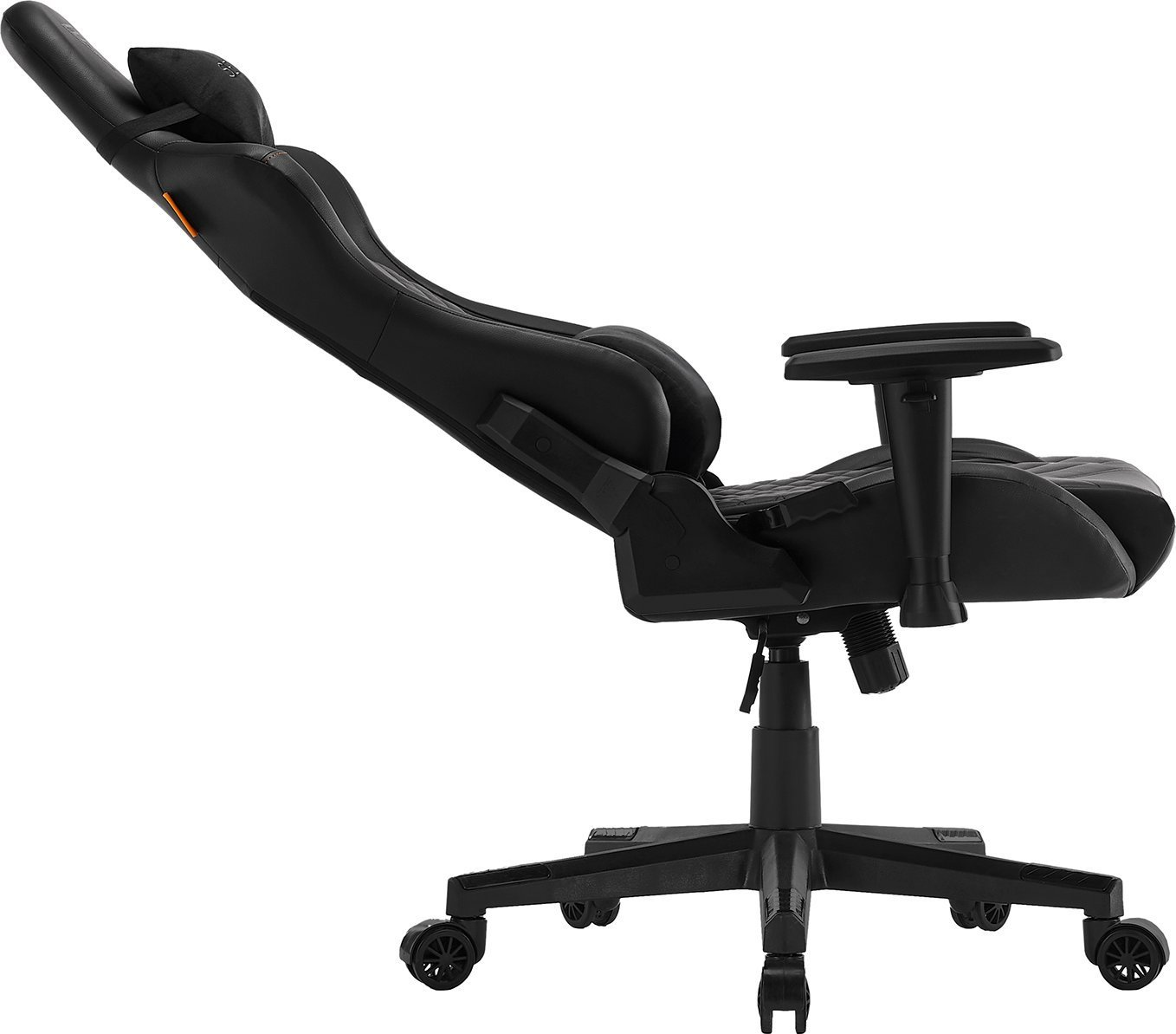 Ein schwarzer Gaming-Stuhl ist leicht angewinkelt. Er hat eine Kopfstütze, Armlehnen und ein Fünf-Sterne-Gestell mit Rollen. Der Hintergrund ist weiß.
