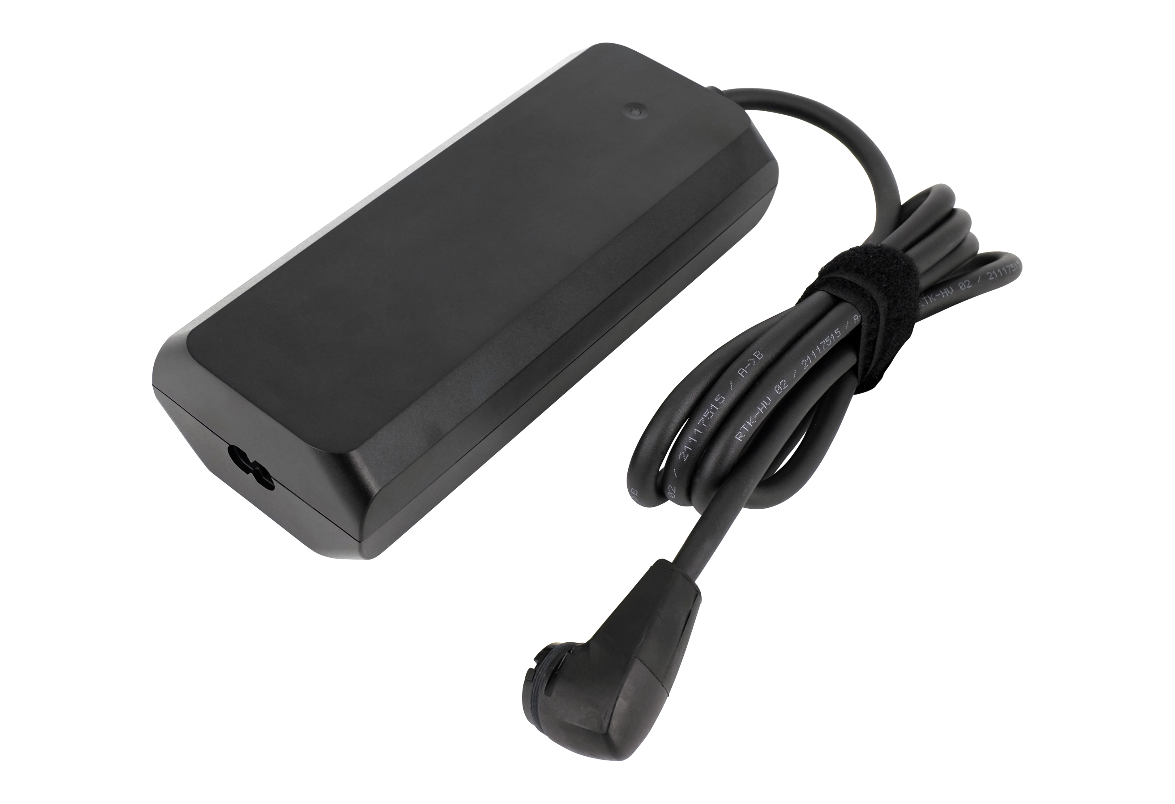 Ein schwarzes Netzteil mit schwarzem Kabel und Stecker. Das Kabel ist mit einem Klettband befestigt.