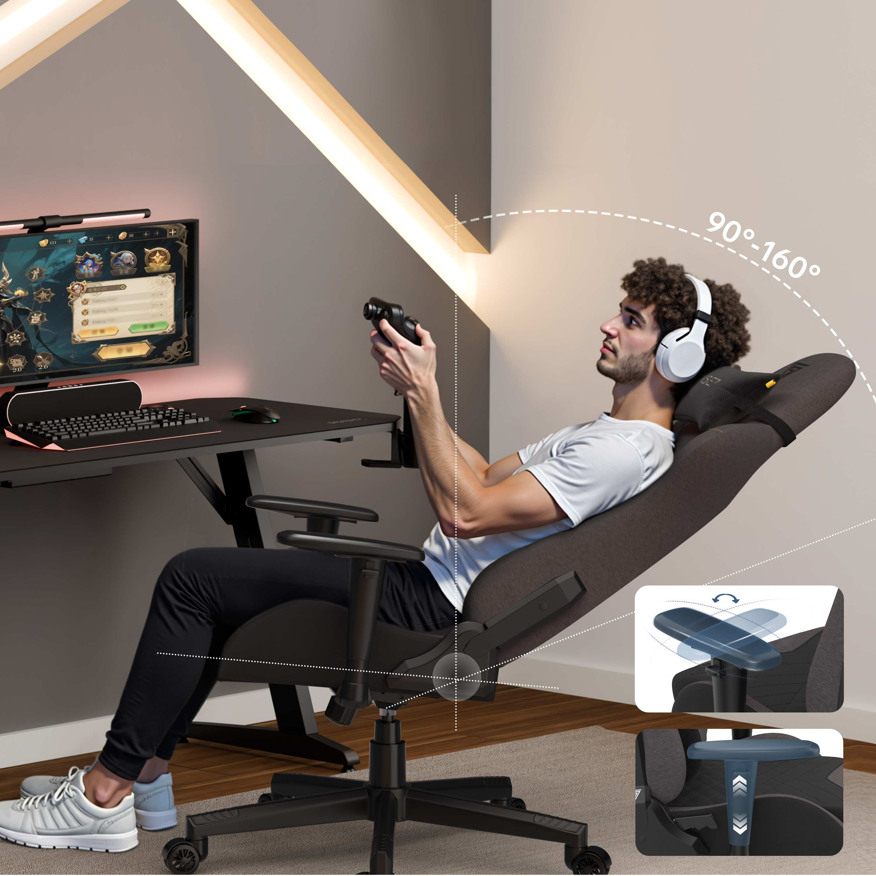 Een man speelt een spel, zittend in een gamestoel. Hij draagt een koptelefoon. Een monitor en toetsenbord staan op het bureau.