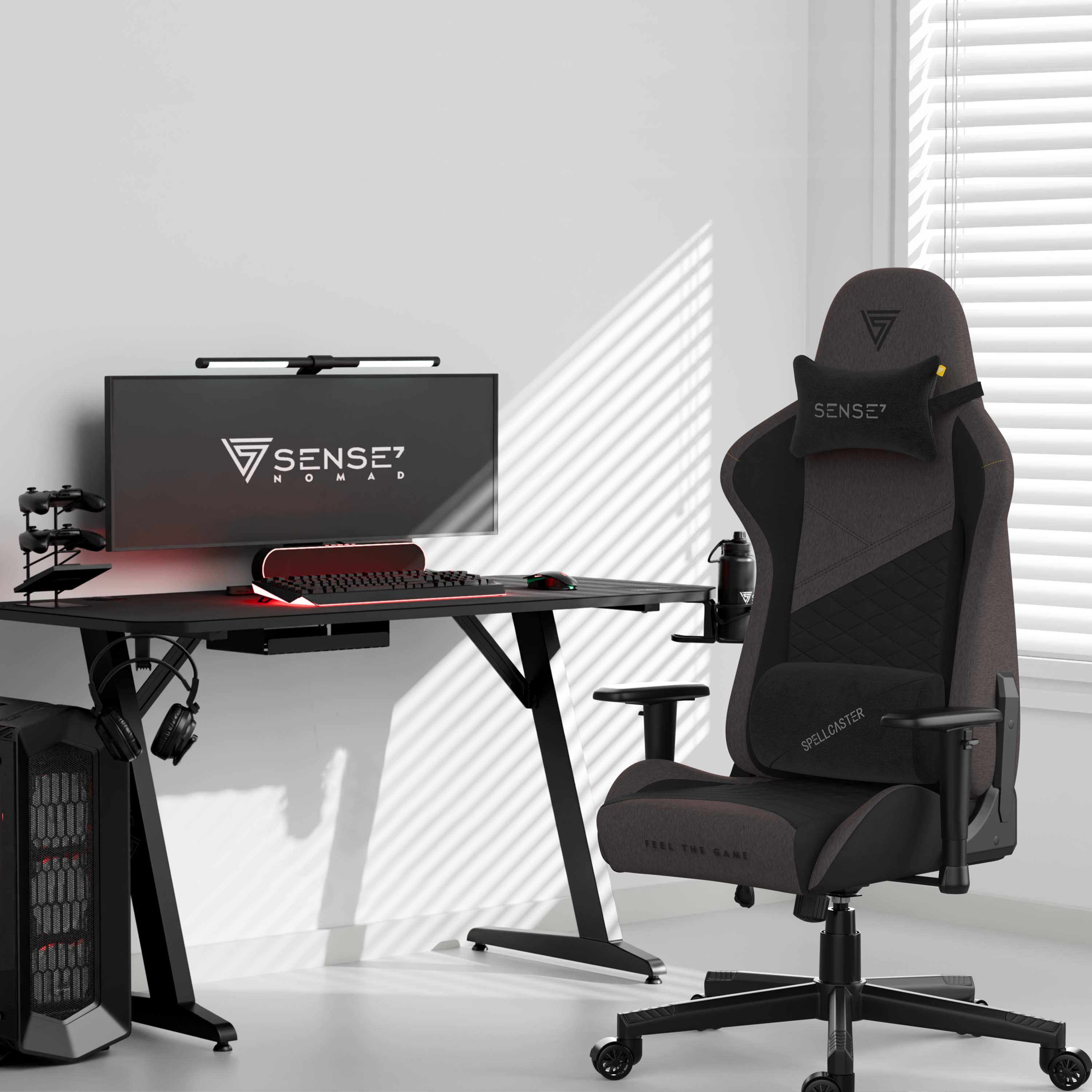 Een gaming-opstelling met een zwart bureau, stoel, monitor en pc. De kamer heeft een raam met jaloezieën.