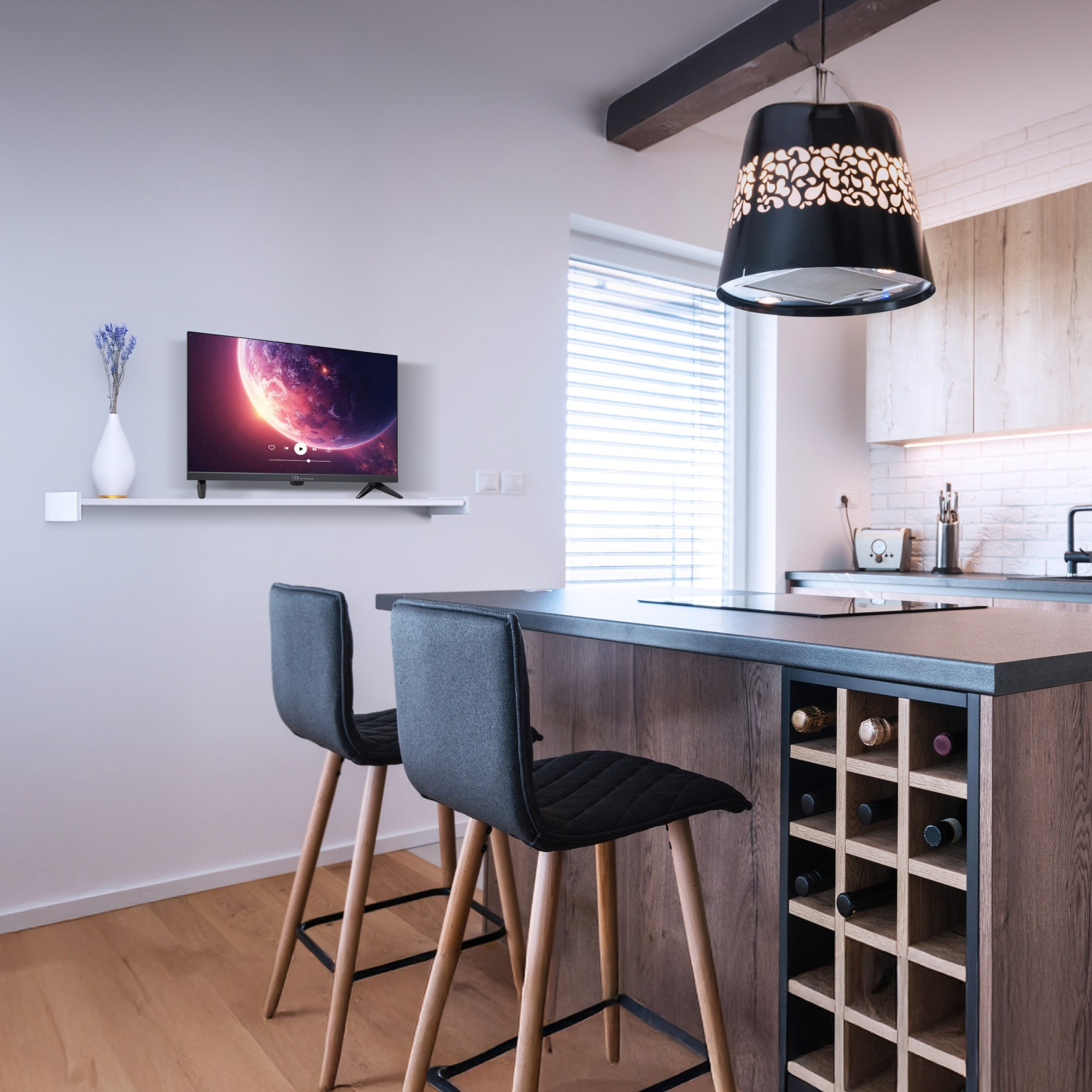 Cocina moderna con TV mostrando un planeta, dos taburetes y una isla de cocina con almacenamiento de vino.
