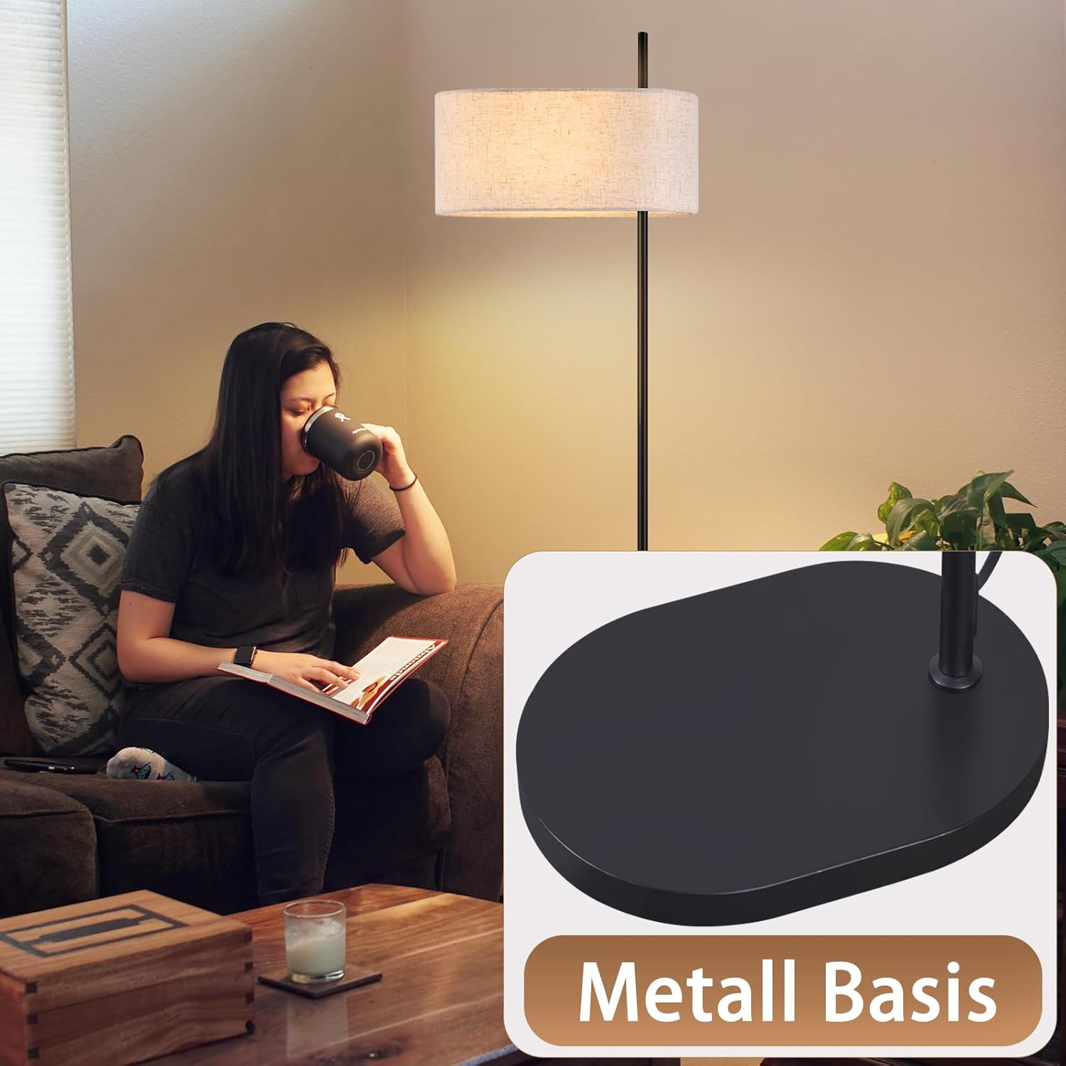 Kobieta siedzi na kanapie, pije z kubka i czyta książkę. Po prawej stronie lampa. Drewniany stół ze świecą.